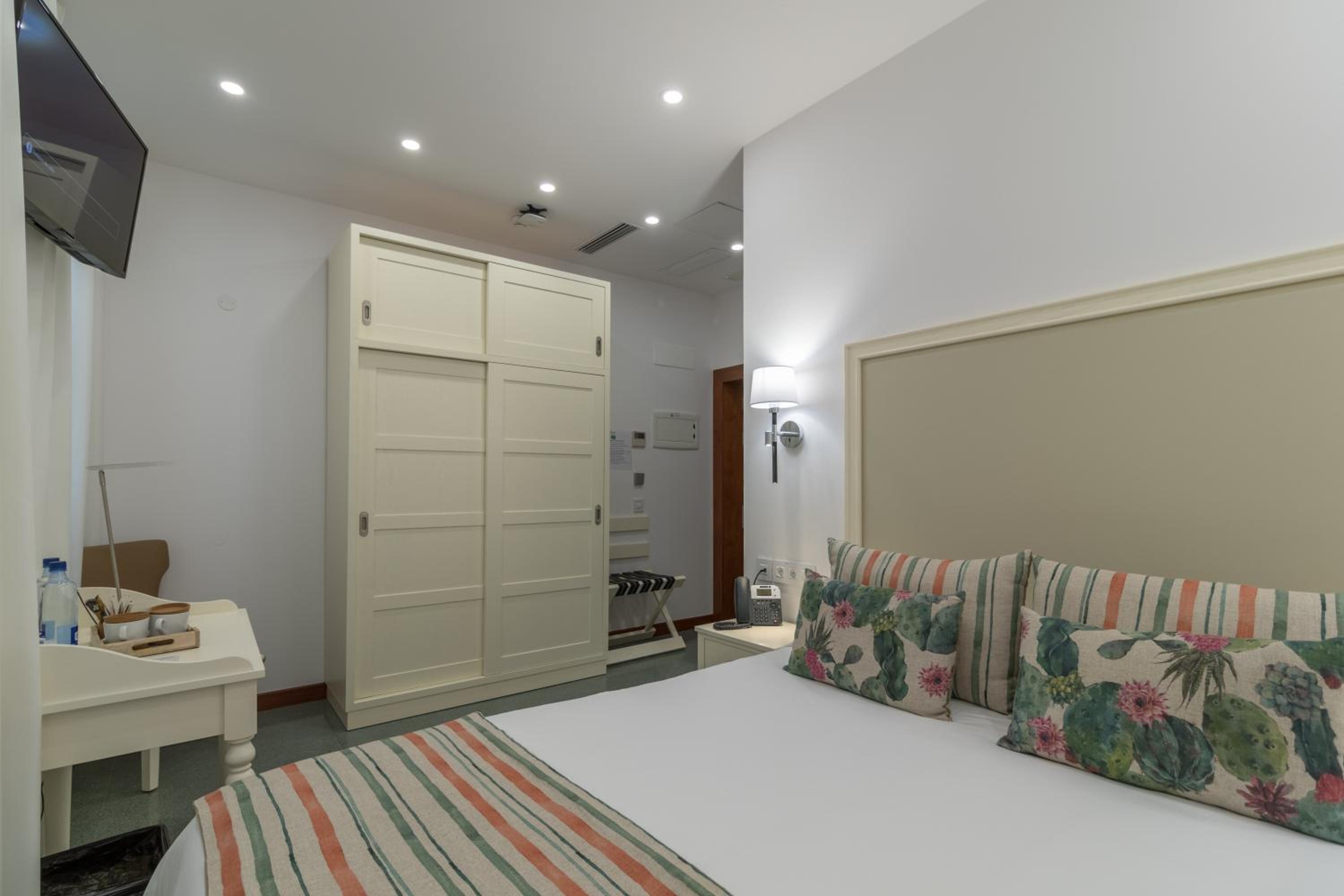 Double Room thumbnail 6