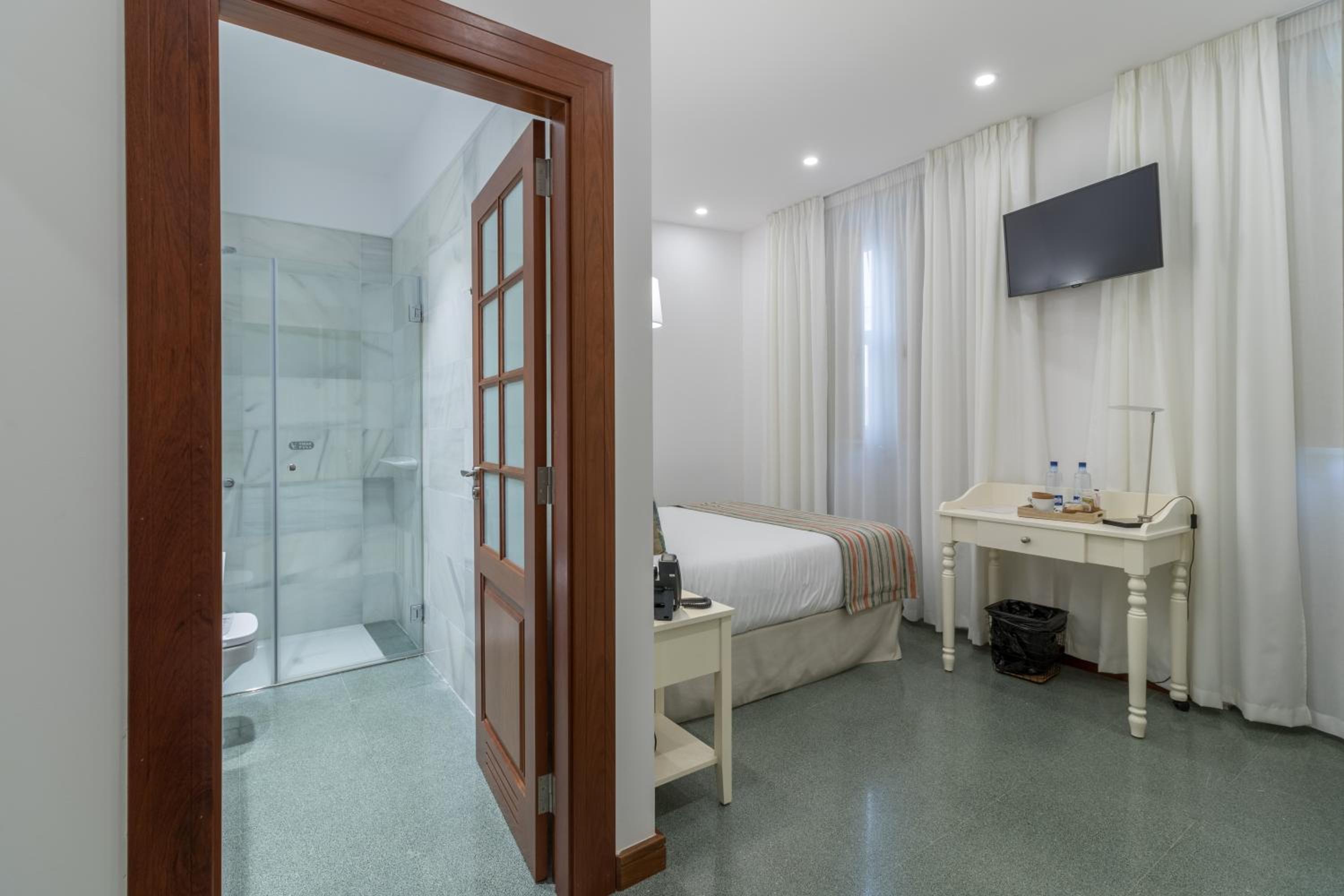 Double Room thumbnail 6