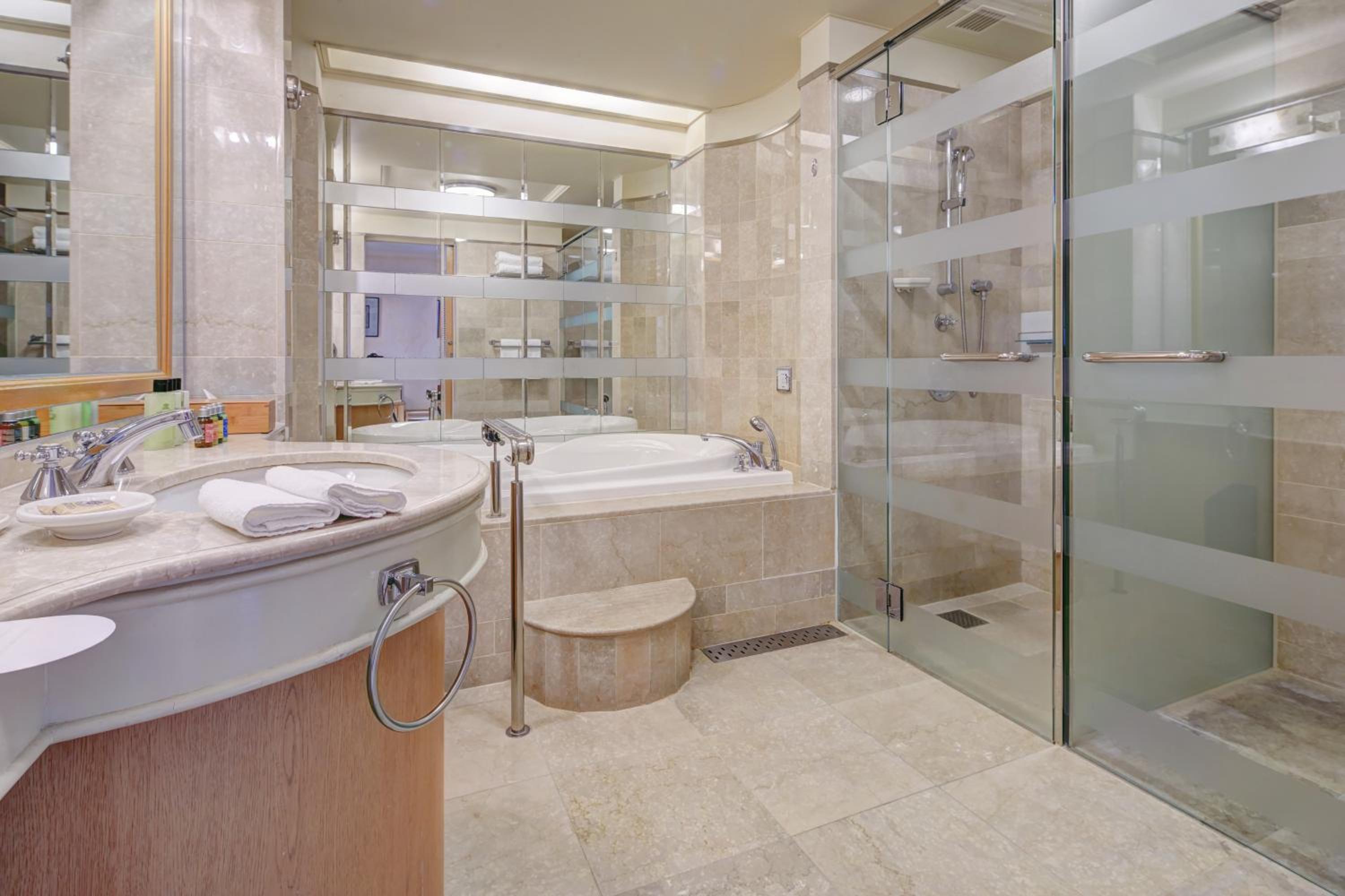 One-Bedroom Horizon Suite - Ocean Wing photo 3