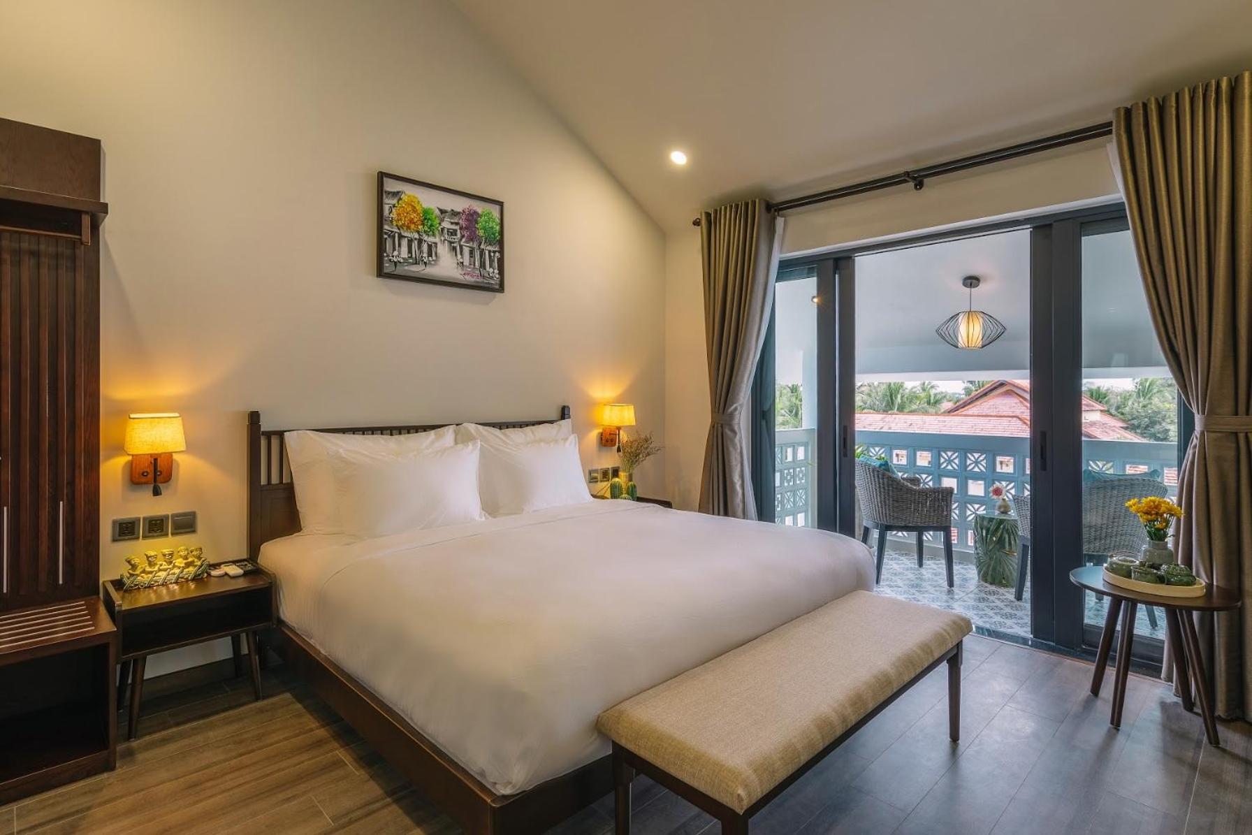 King Suite with Balcony - 1 year voucher to freely change your stay date - Photo 15
