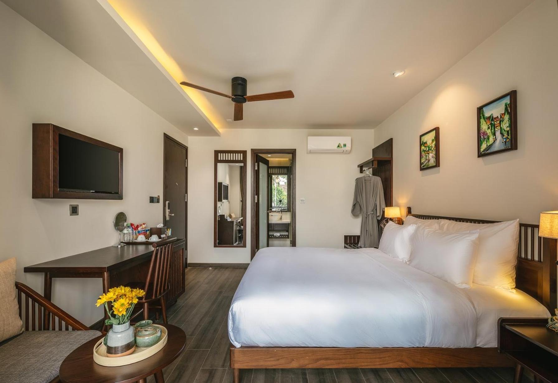King Suite with Balcony - 1 year voucher to freely change your stay date - Photo 13