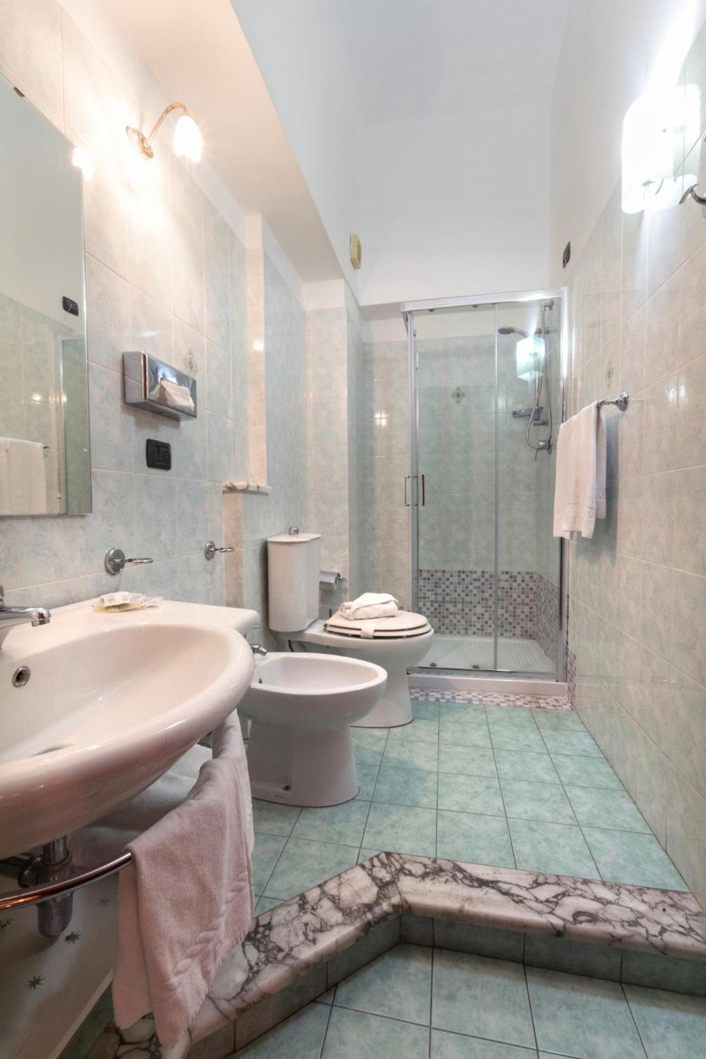Family Room with Private Bathroom - Photo 2