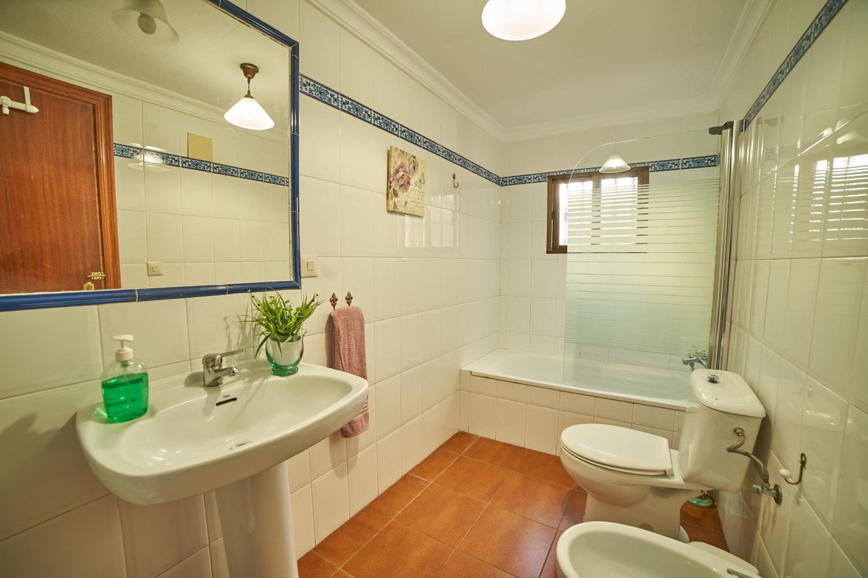Seven-Bedroom House photo 2