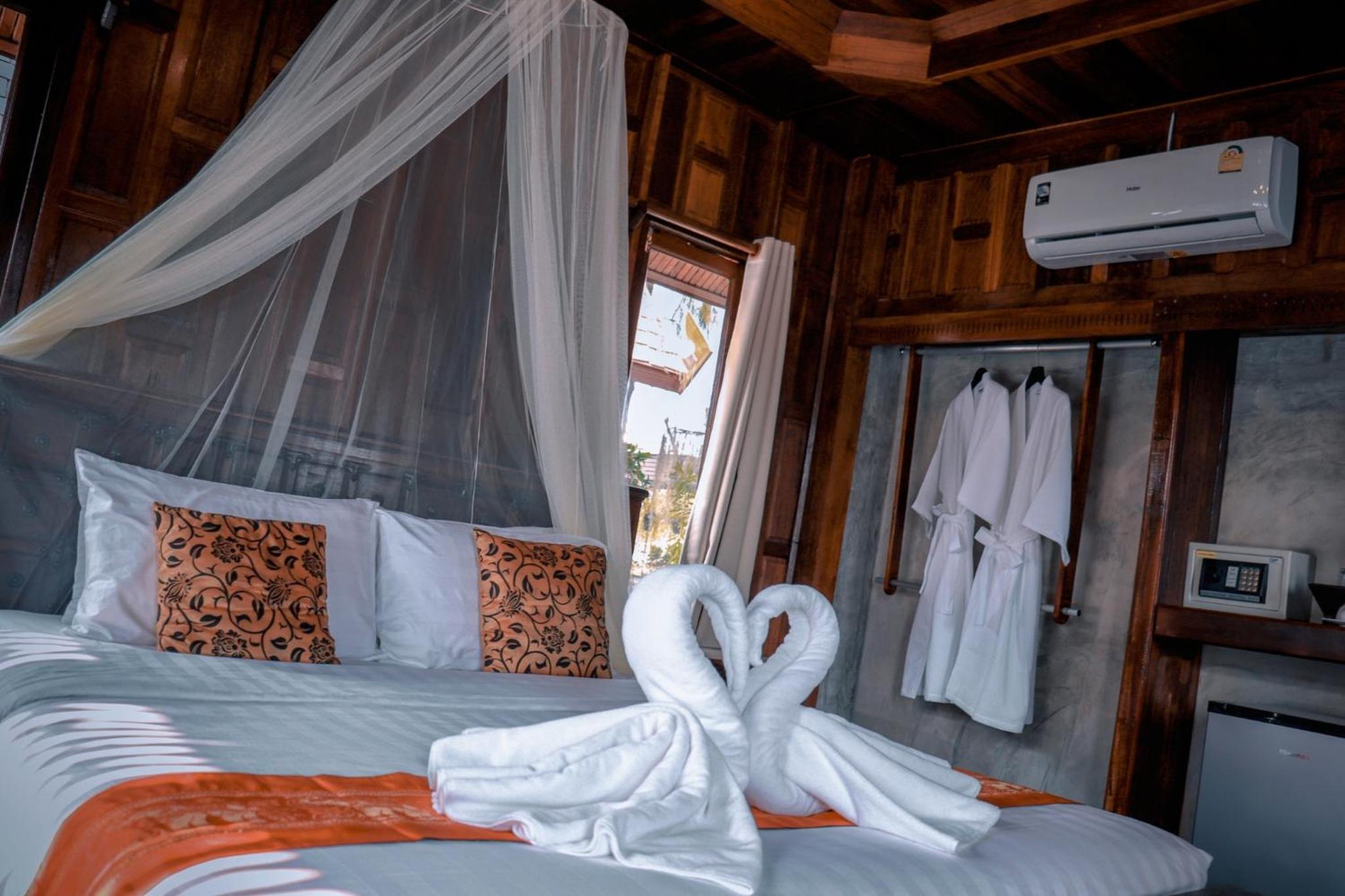 Double Room with Lake View - Photo 1