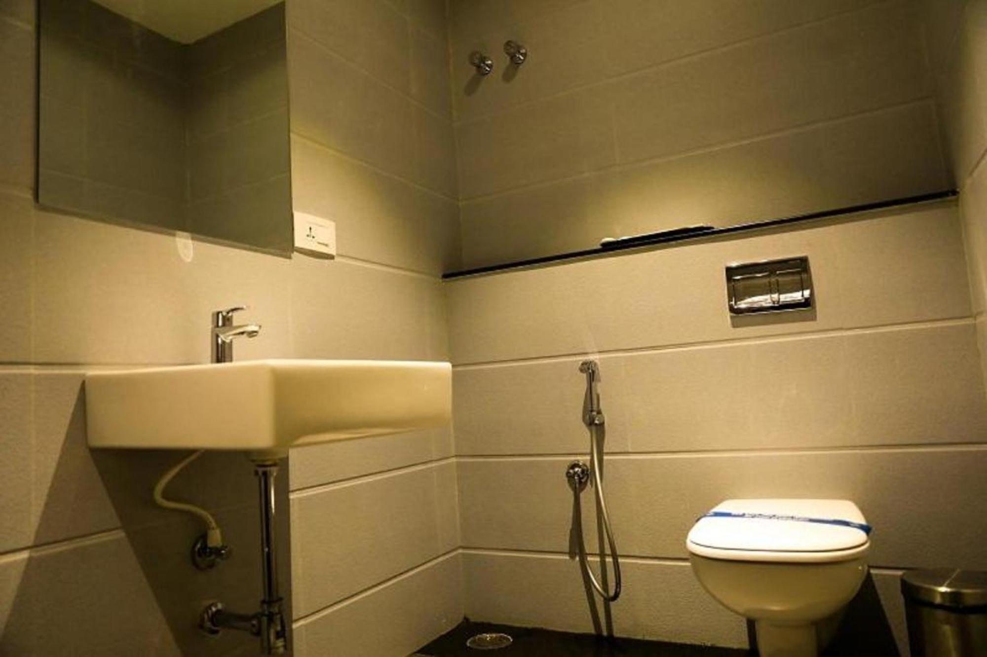 Deluxe Double Room - Photo 11