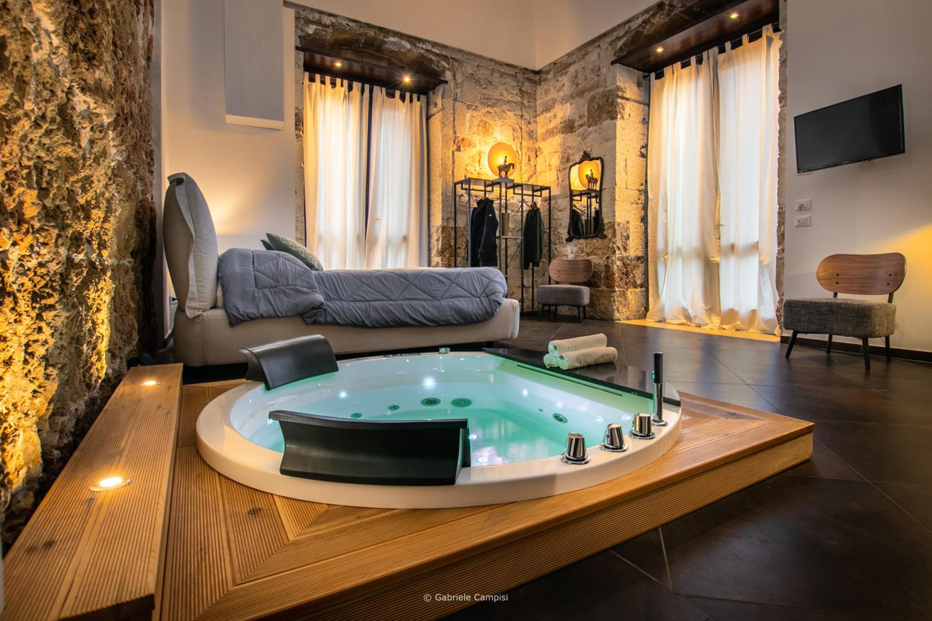 Queen Suite with Spa Bath