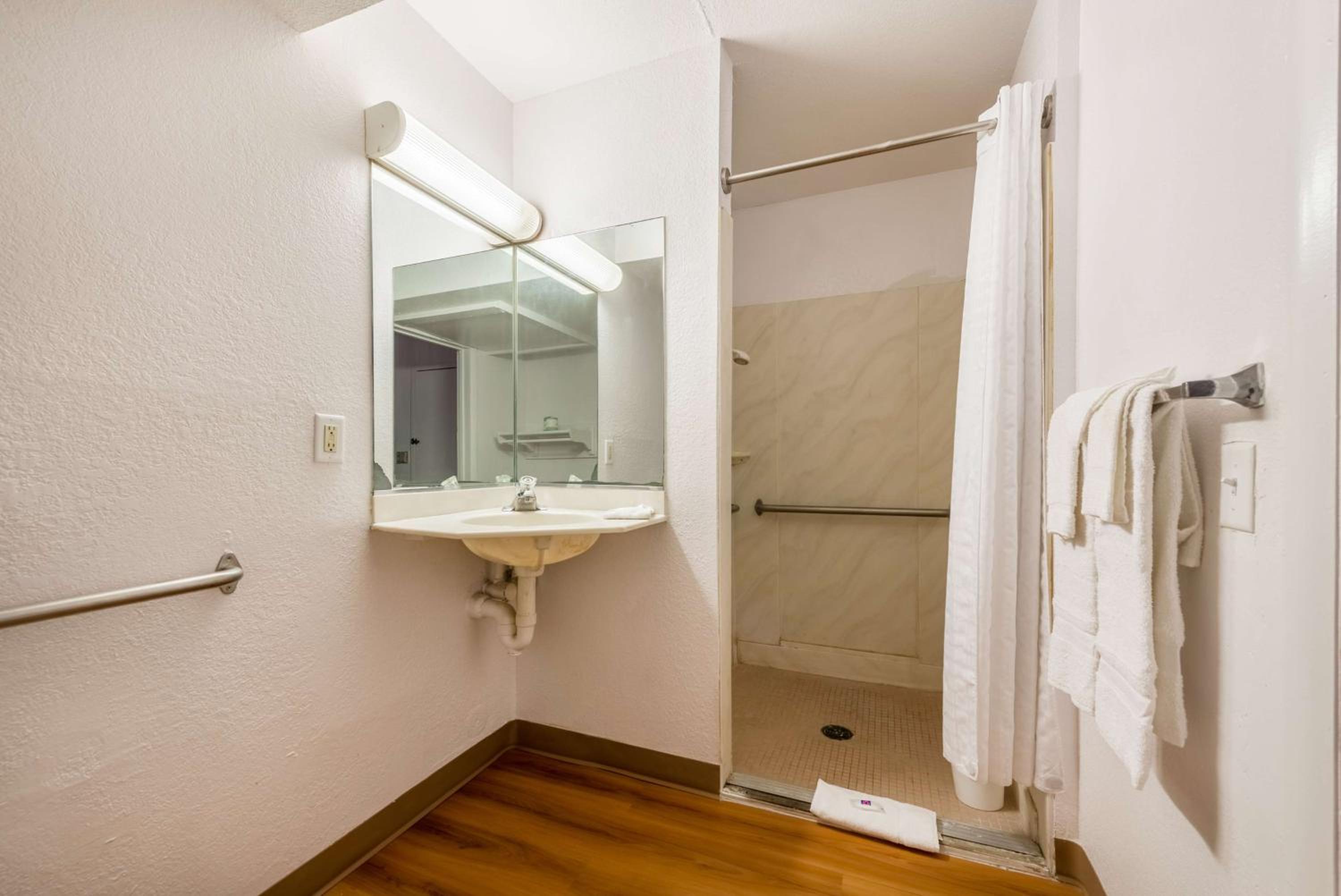 Queen Room - Disability Access - Roll in Shower - Photo 4