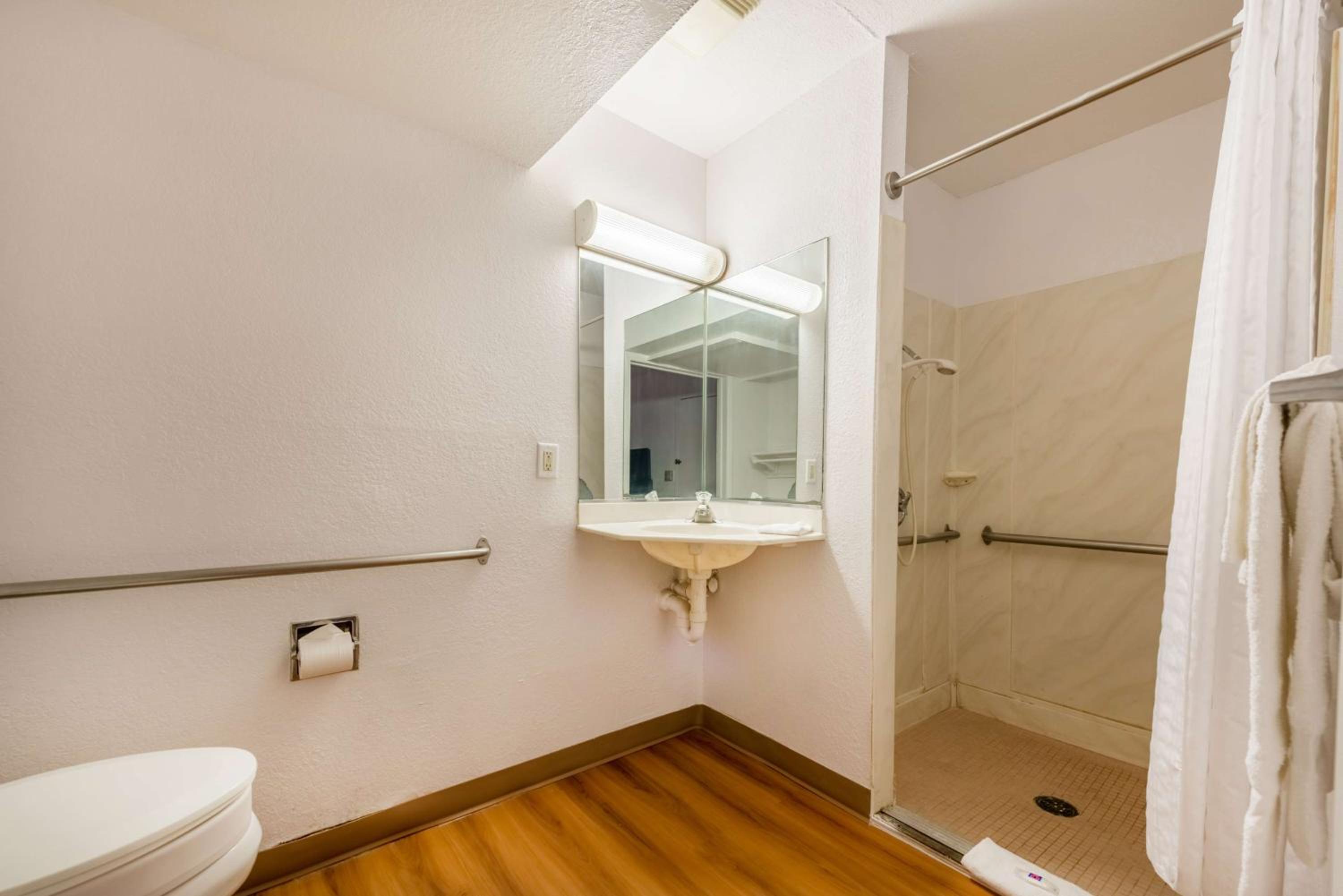 Queen Room - Disability Access - Roll in Shower - Photo 2