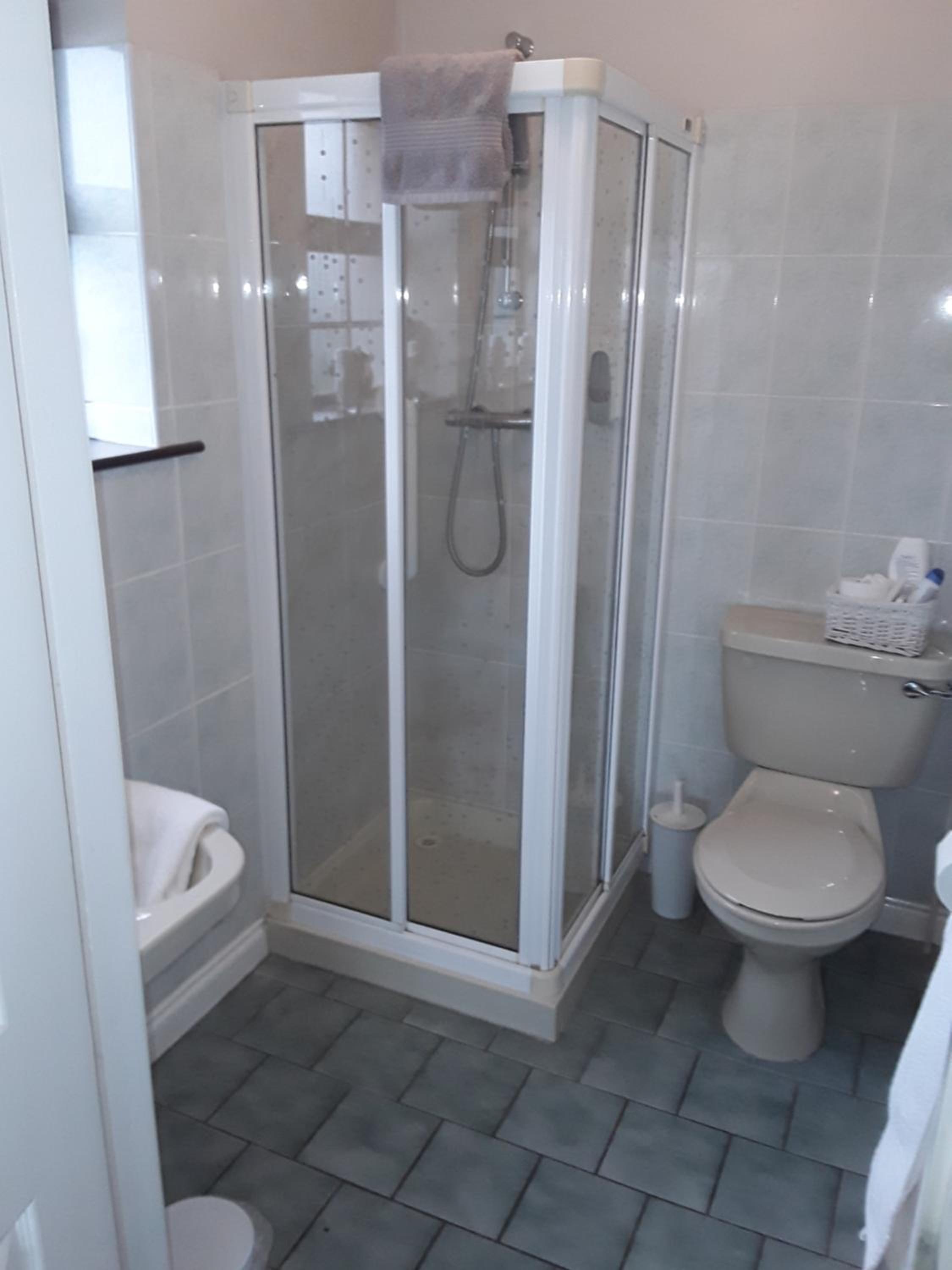 Twin Room - Photo 18