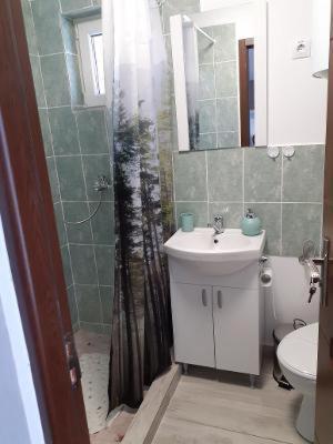 Quadruple Room with Private Bathroom - Photo 9