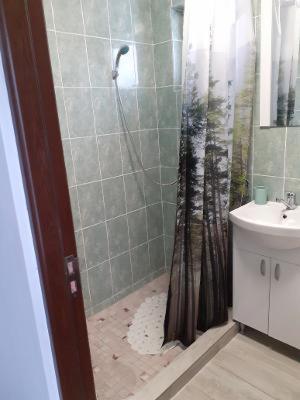 Quadruple Room with Private Bathroom - Photo 11