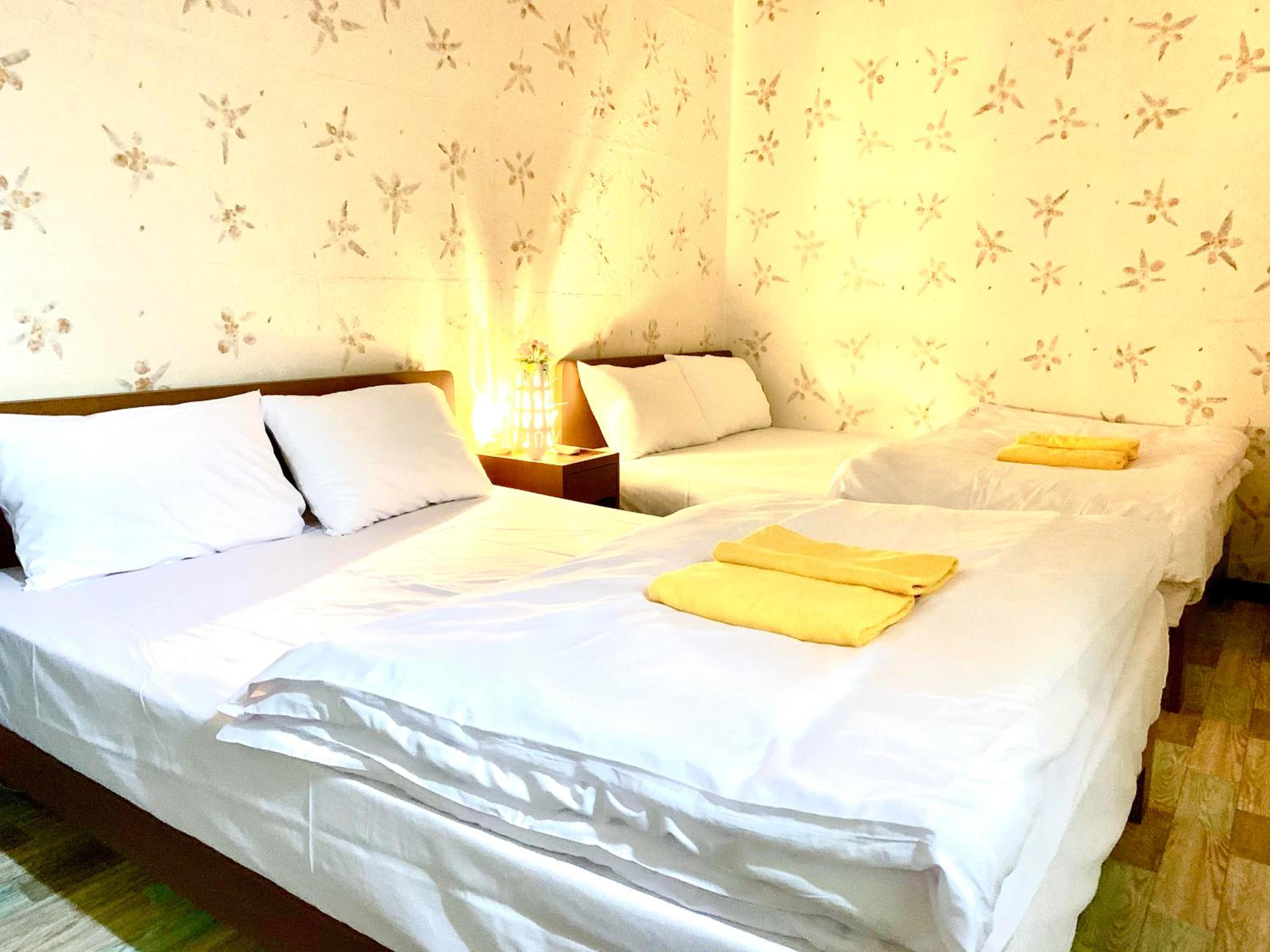 Twin room with shared shower