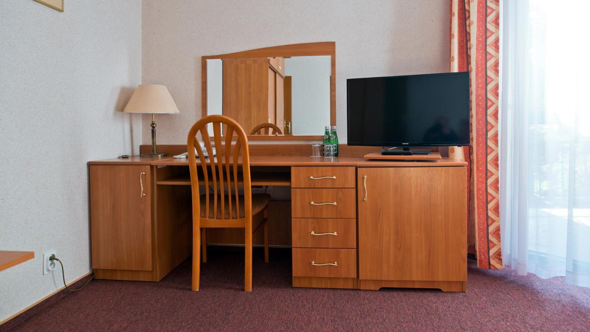 Double or Twin Room with Balcony - Photo 4