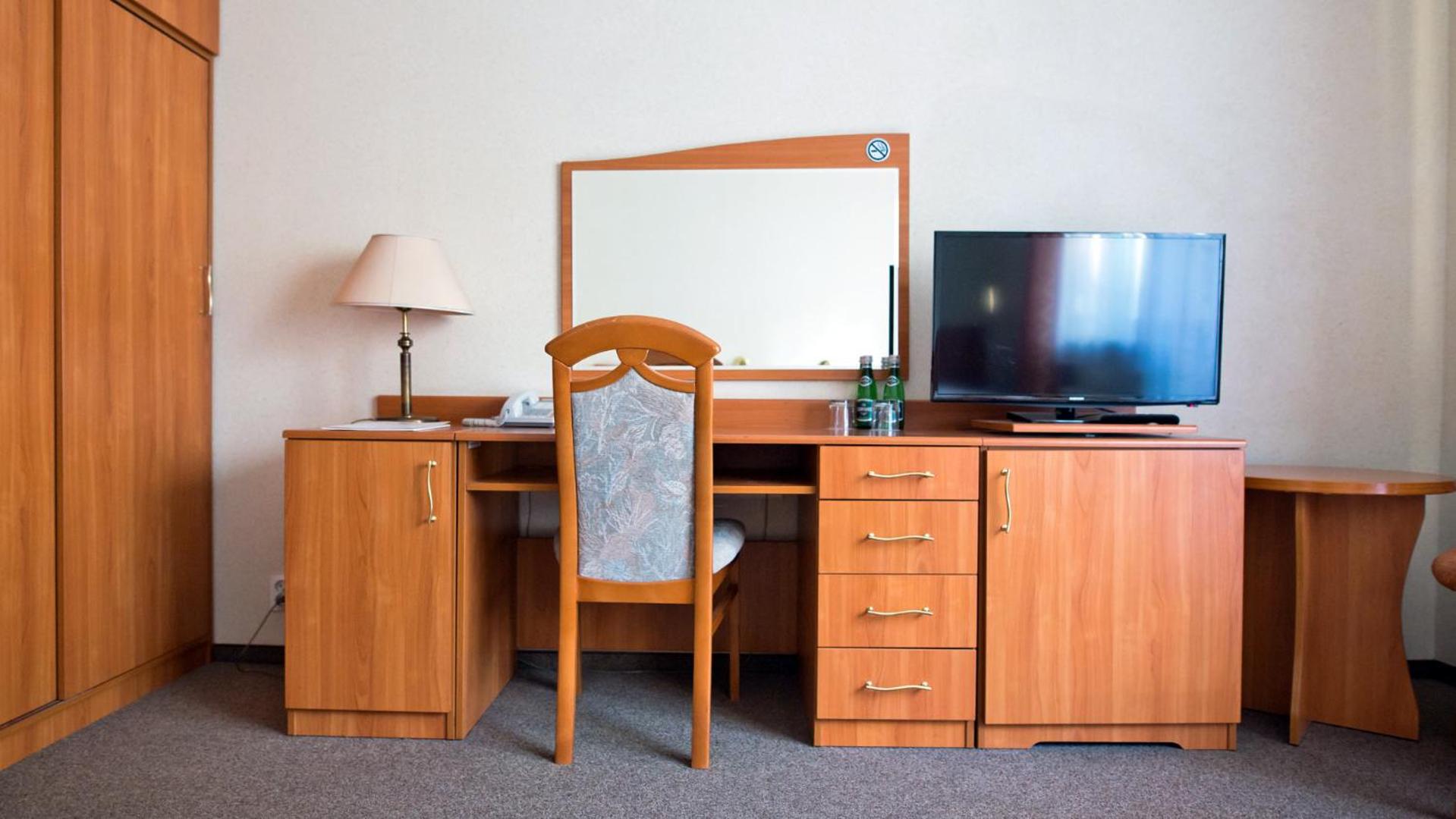 Double or Twin Room with Balcony - Photo 9