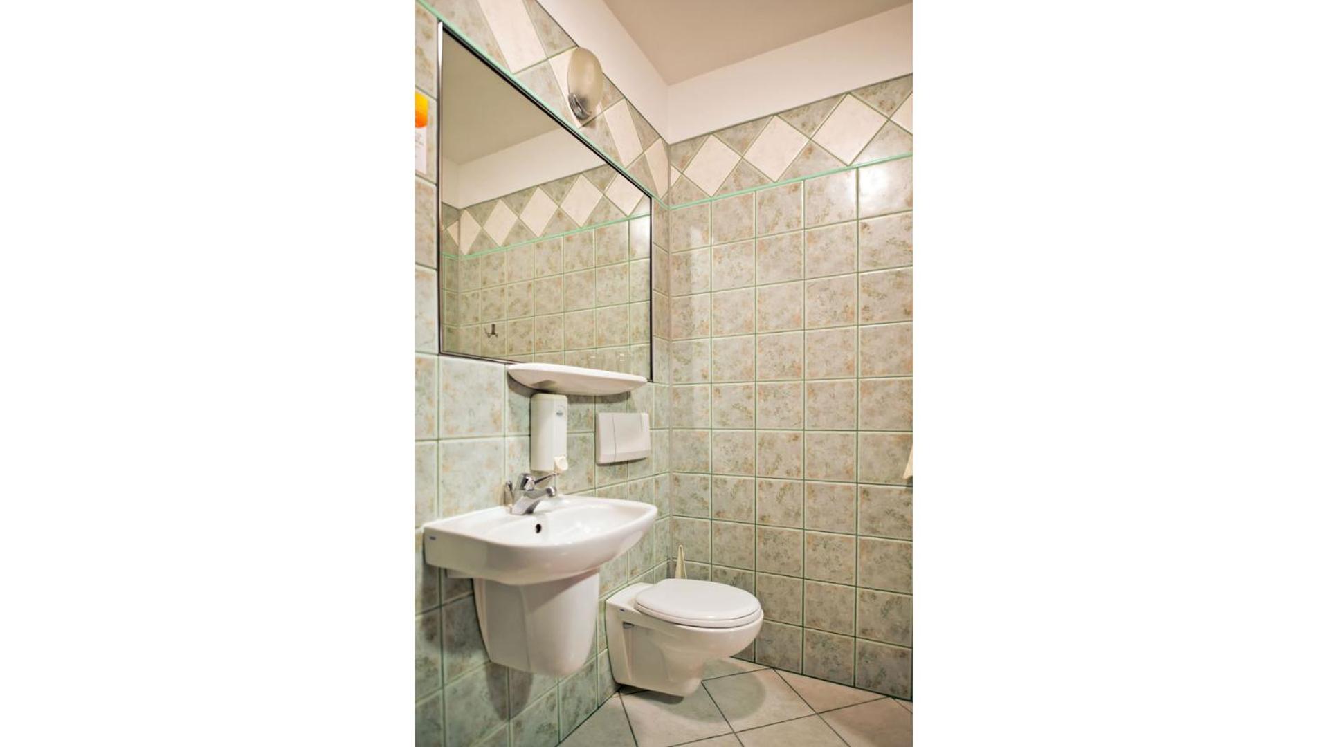 Double or Twin Room with Balcony - Photo 6