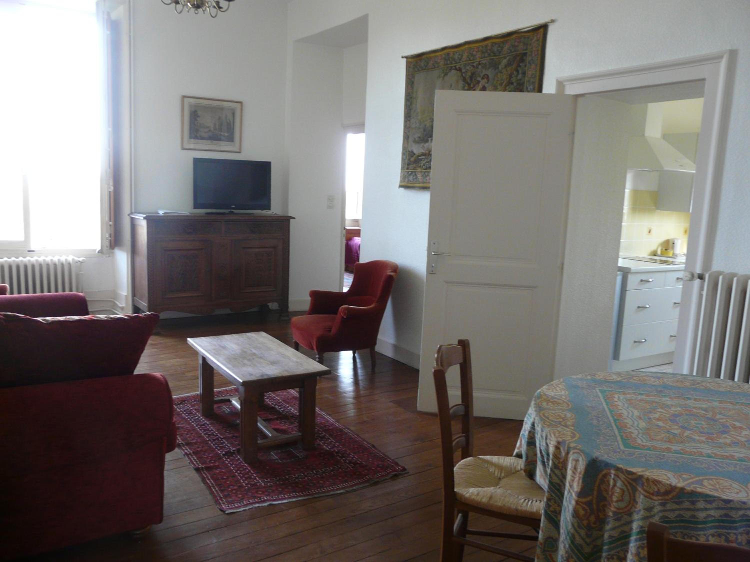 Family Room with Private Bathroom - Photo 3