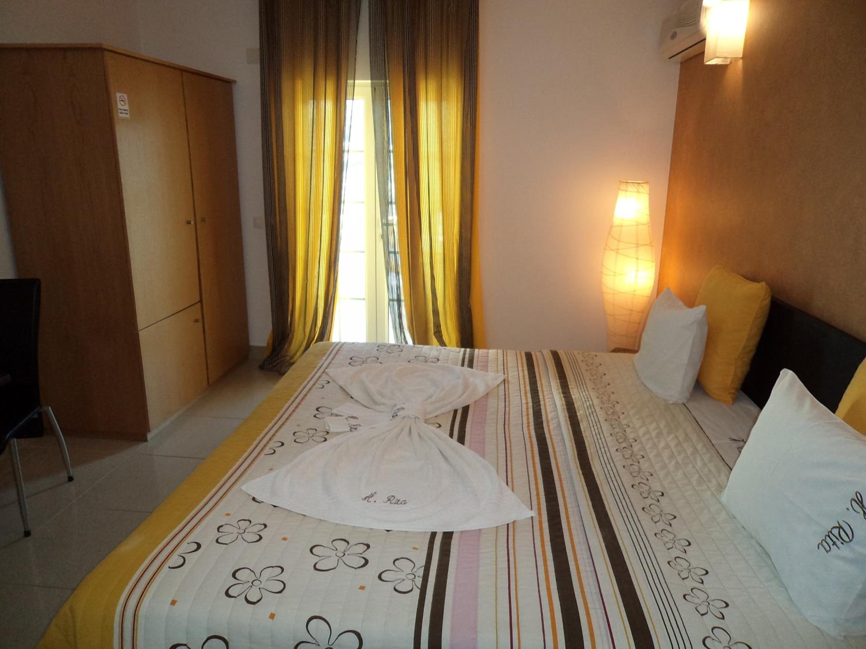 King Room with Balcony - Photo 7