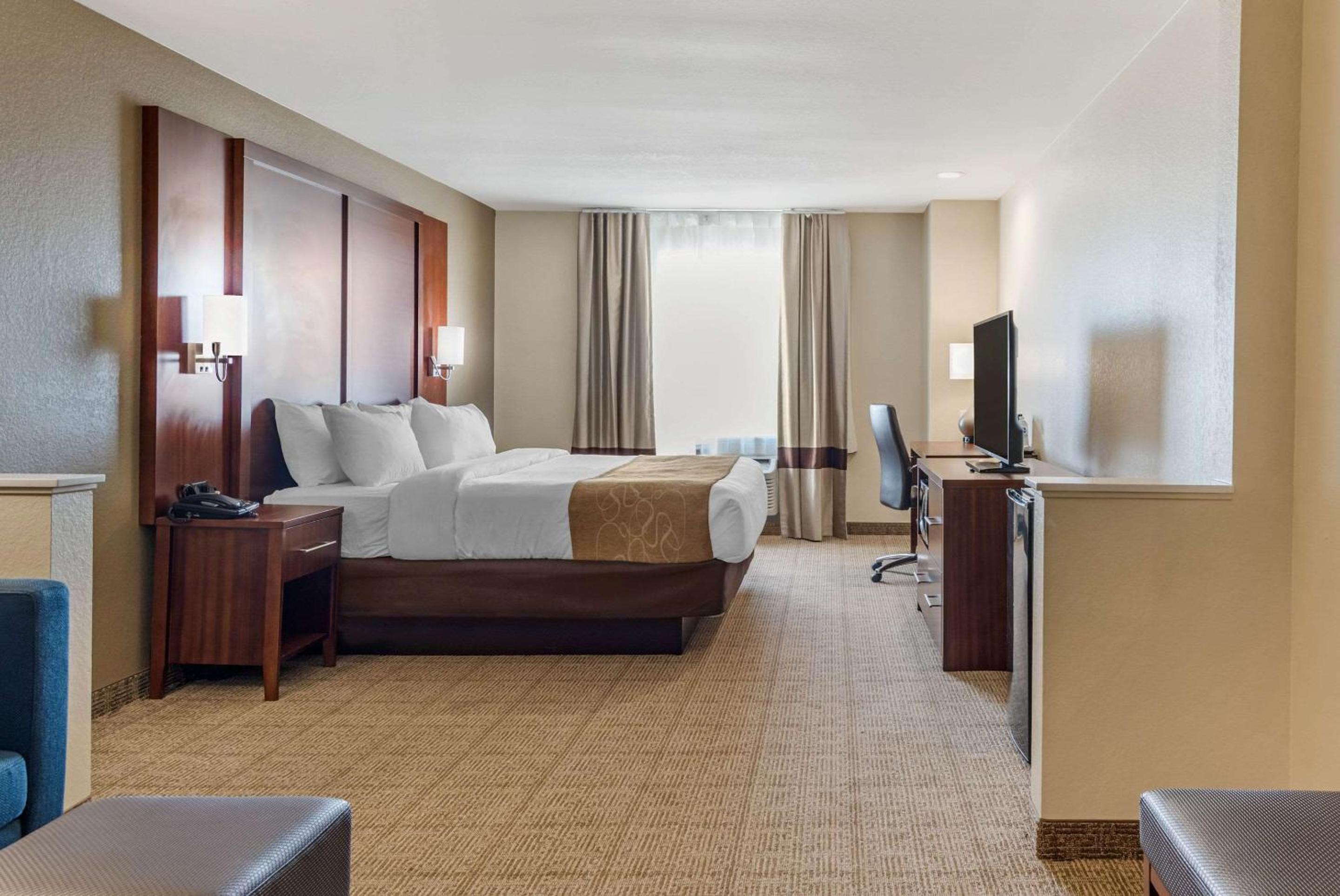 King Suite - Non-Smoking - Photo 1