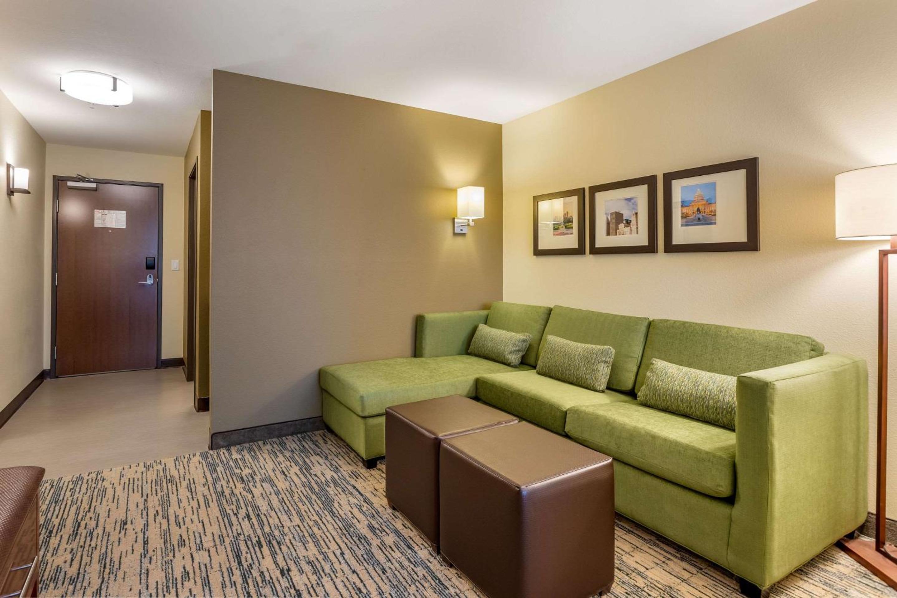 Queen Suite with Two Queen Beds - Non-Smoking - Photo 1