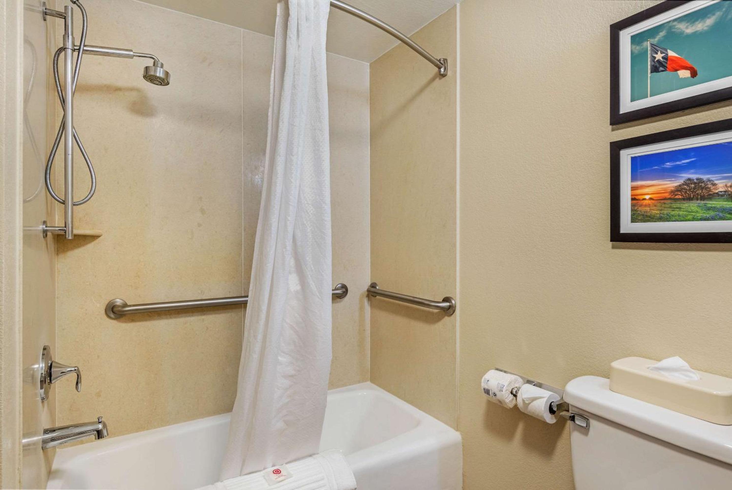 King Suite - Mobility Accessible/Non-Smoking - Photo 3