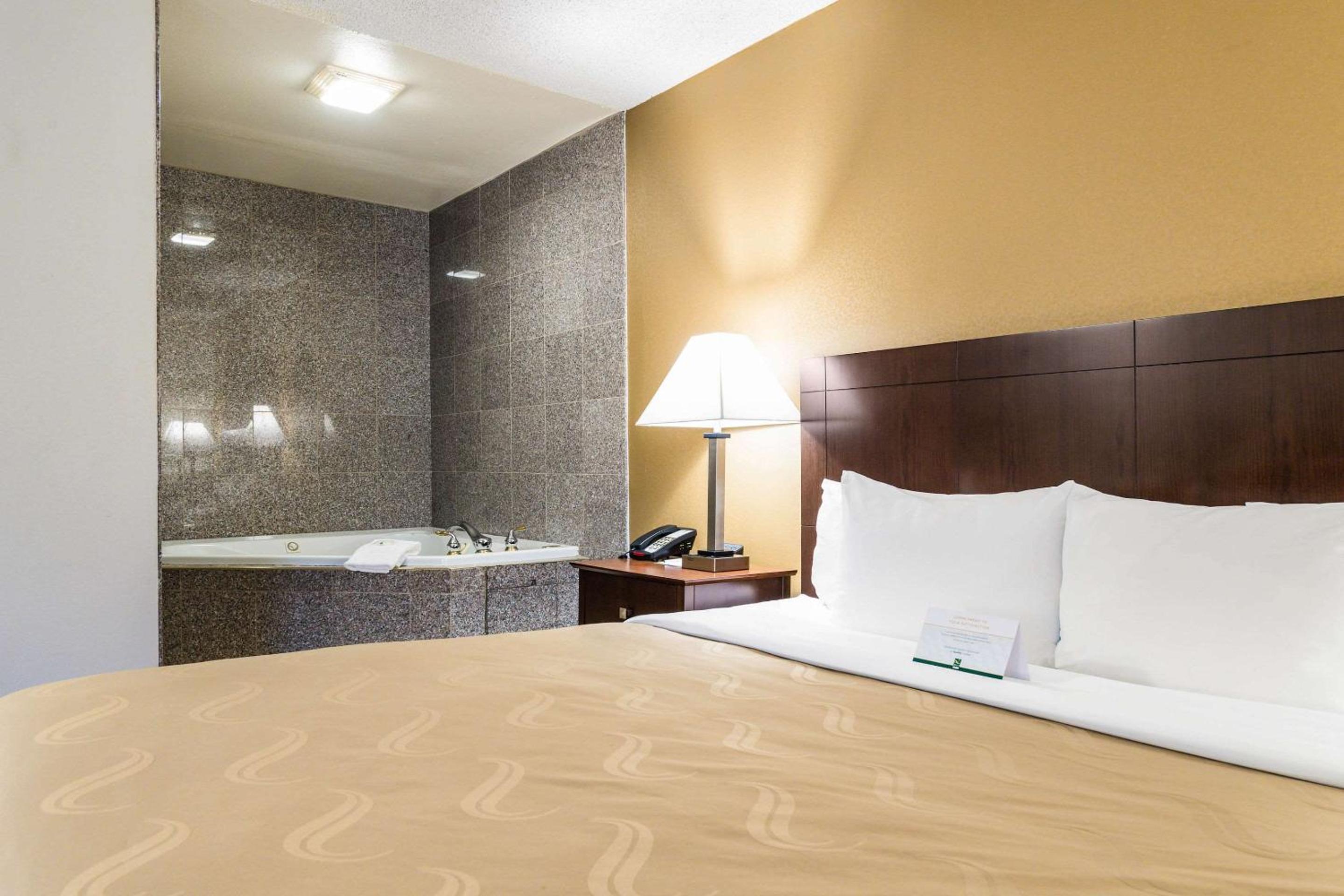King Suite - Non-Smoking photo 3