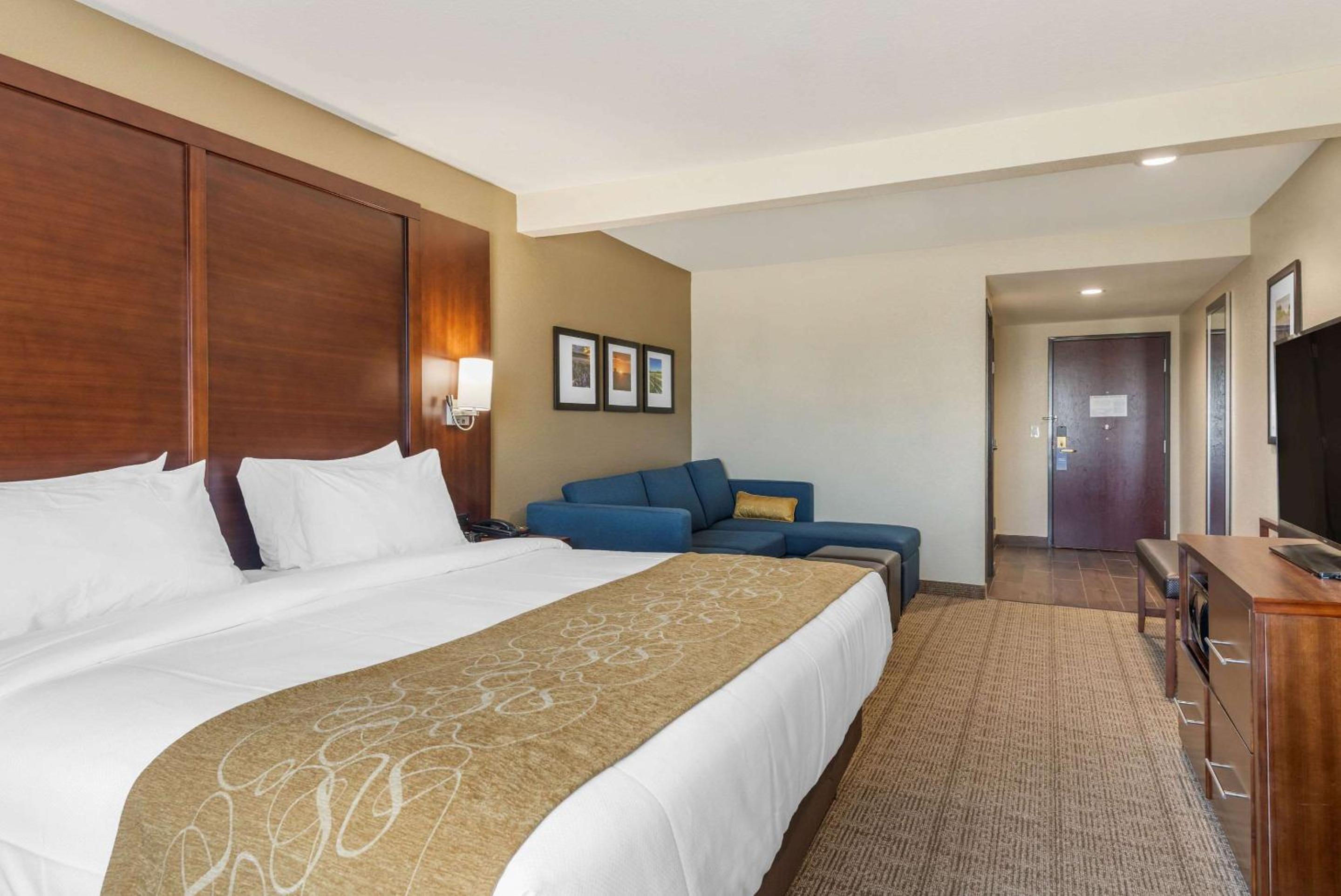 King Suite - Non-Smoking - Photo 10