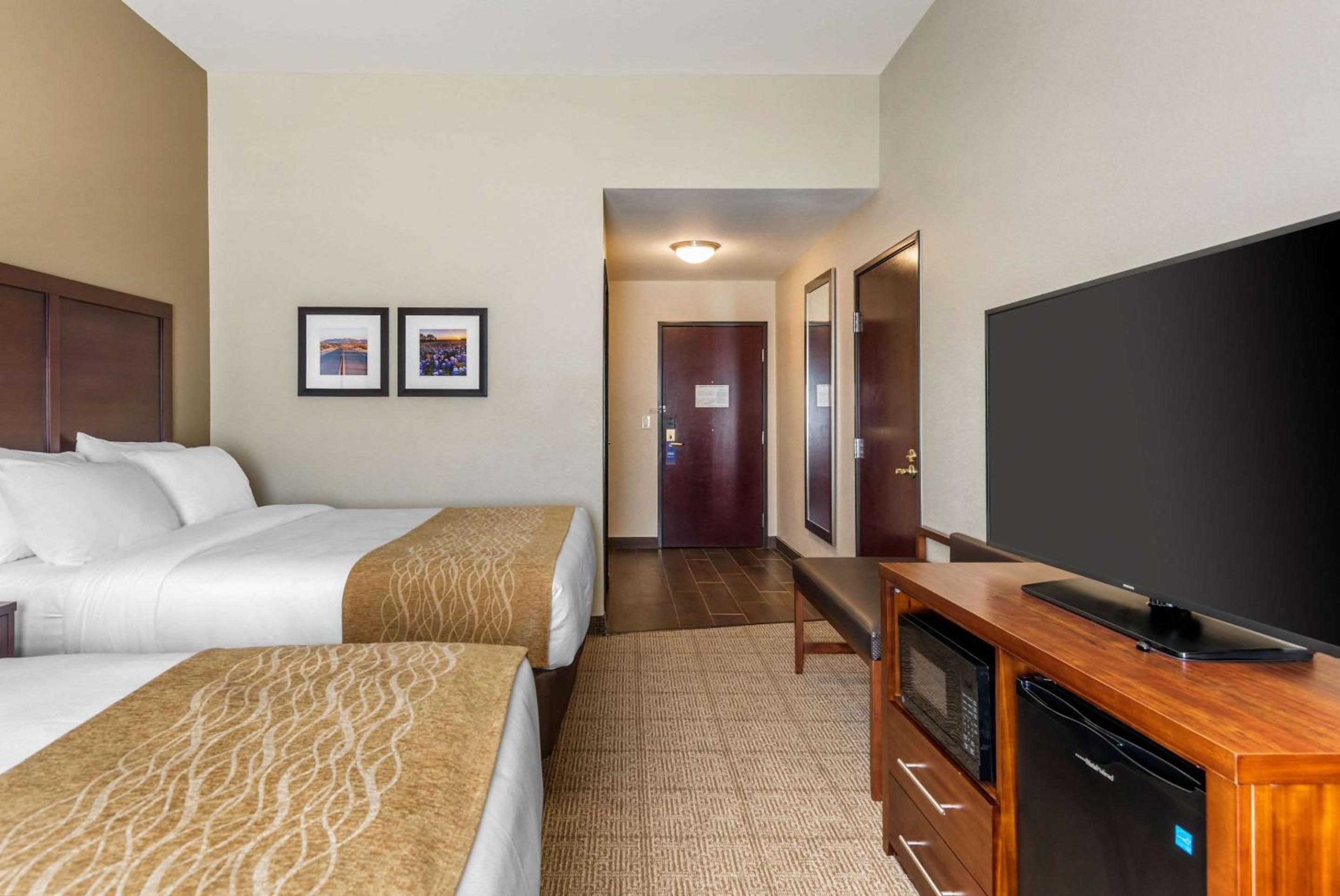 Queen Room with Two Queen Beds - Non-Smoking - Photo 9