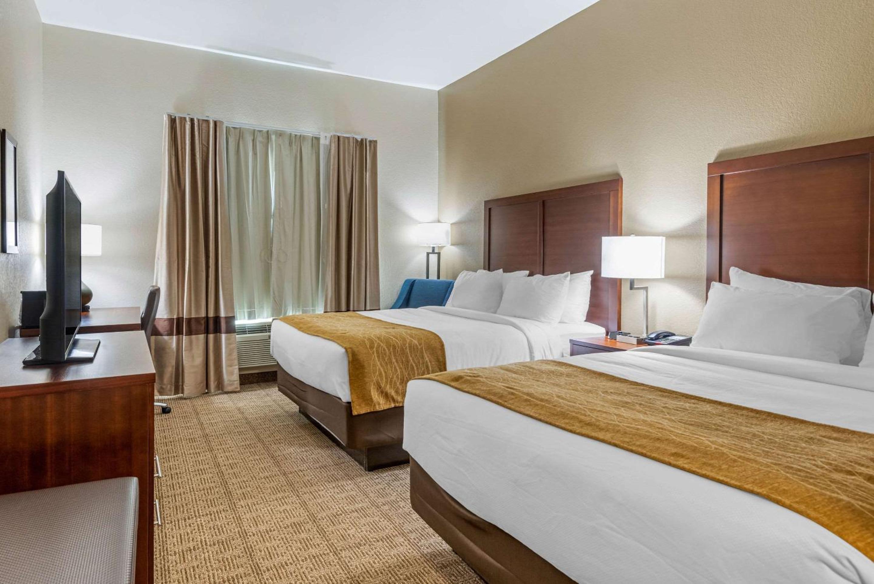 Queen Room with Two Queen Beds - Non-Smoking - Photo 8