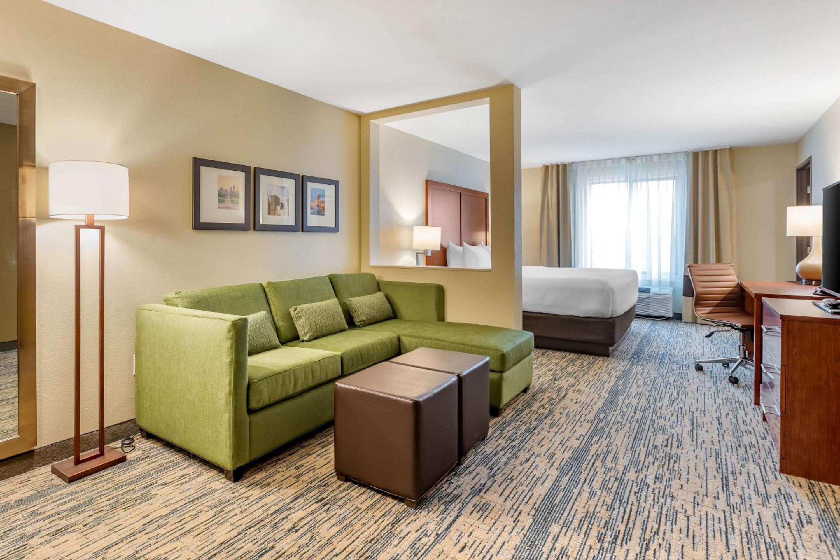 King Suite - Non-Smoking - Photo 5
