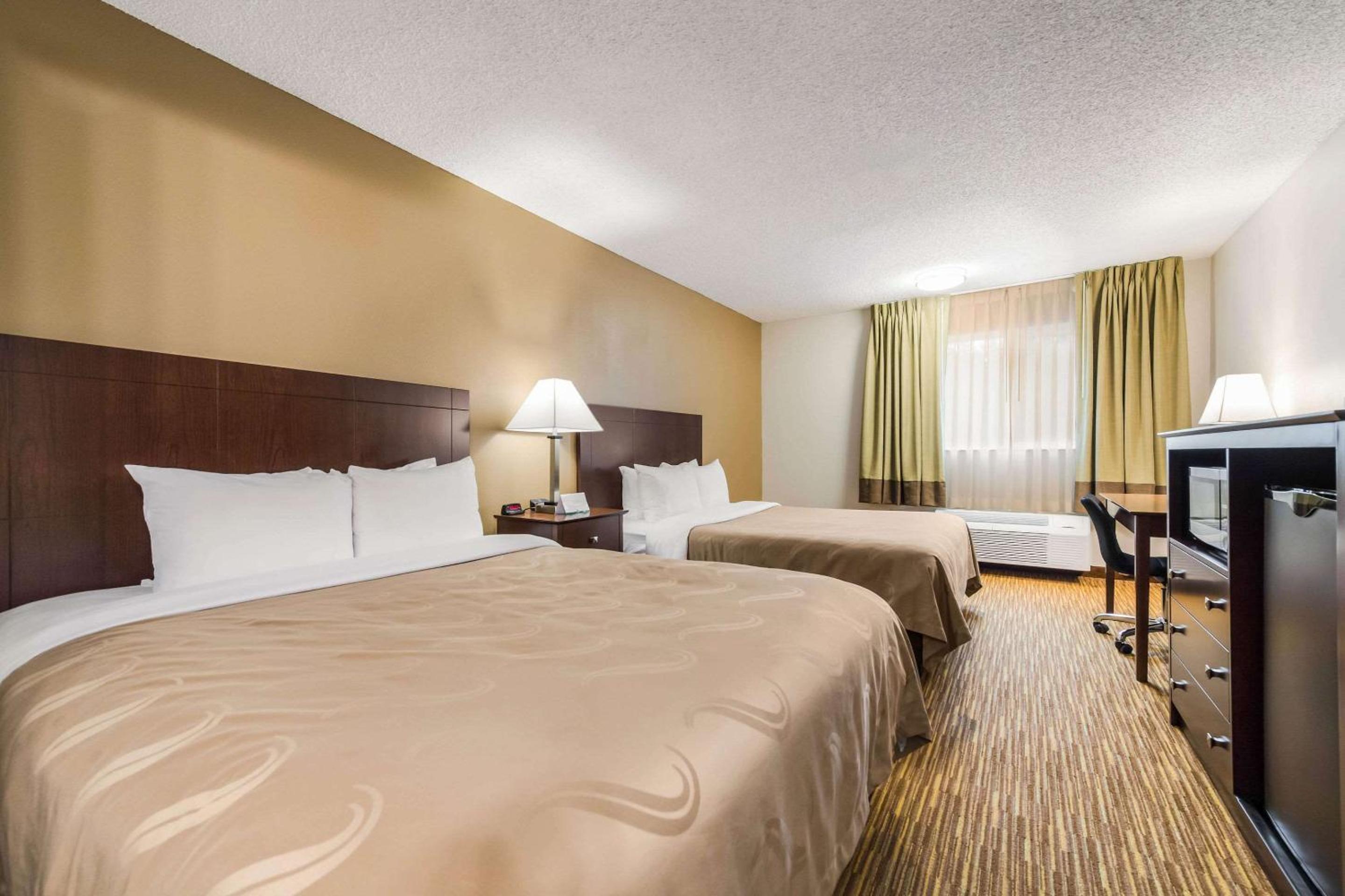 Queen Room with Two Queen Beds - Non-Smoking - Photo 2