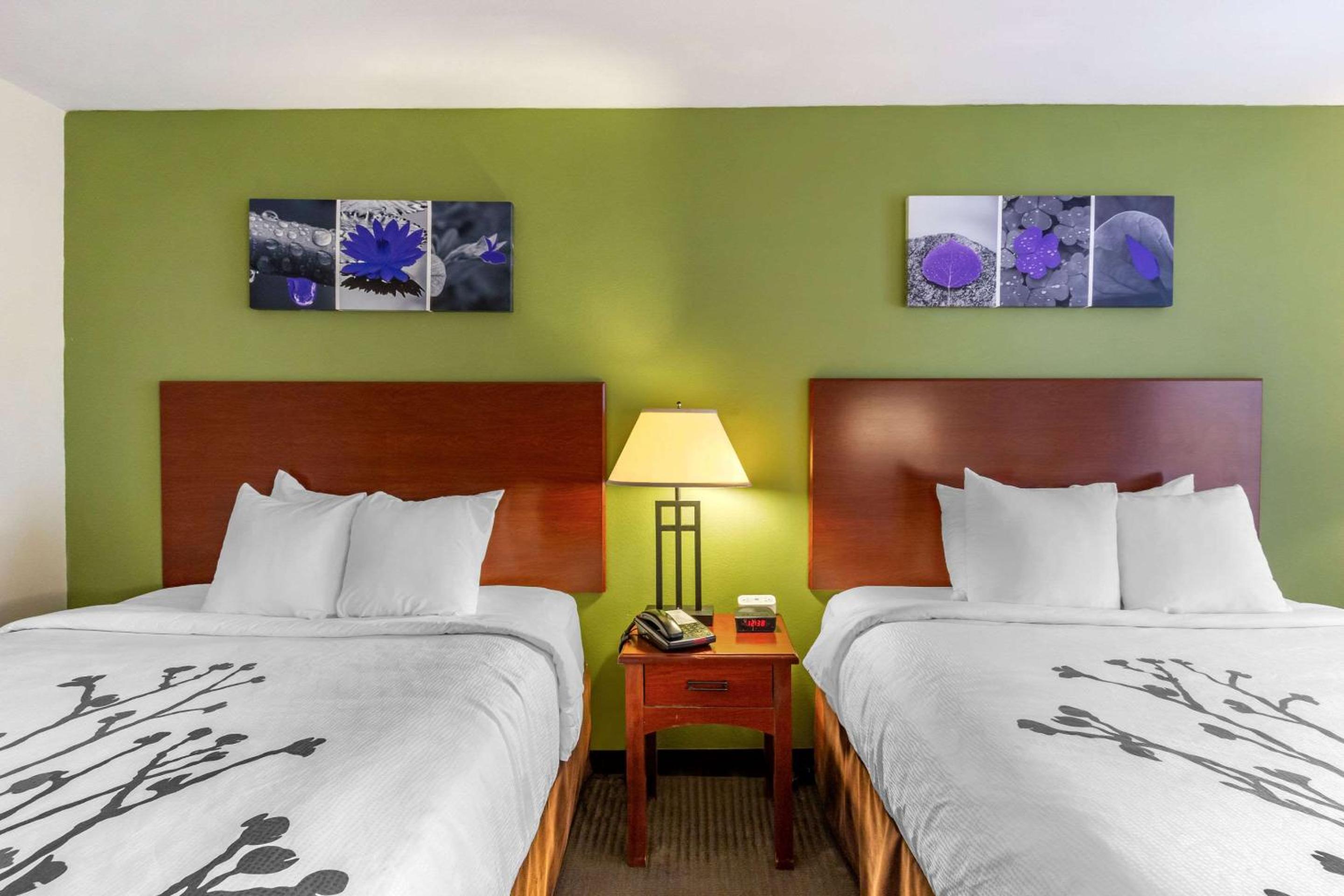 Queen Room with Two Queen Beds - Non-Smoking - Photo 3