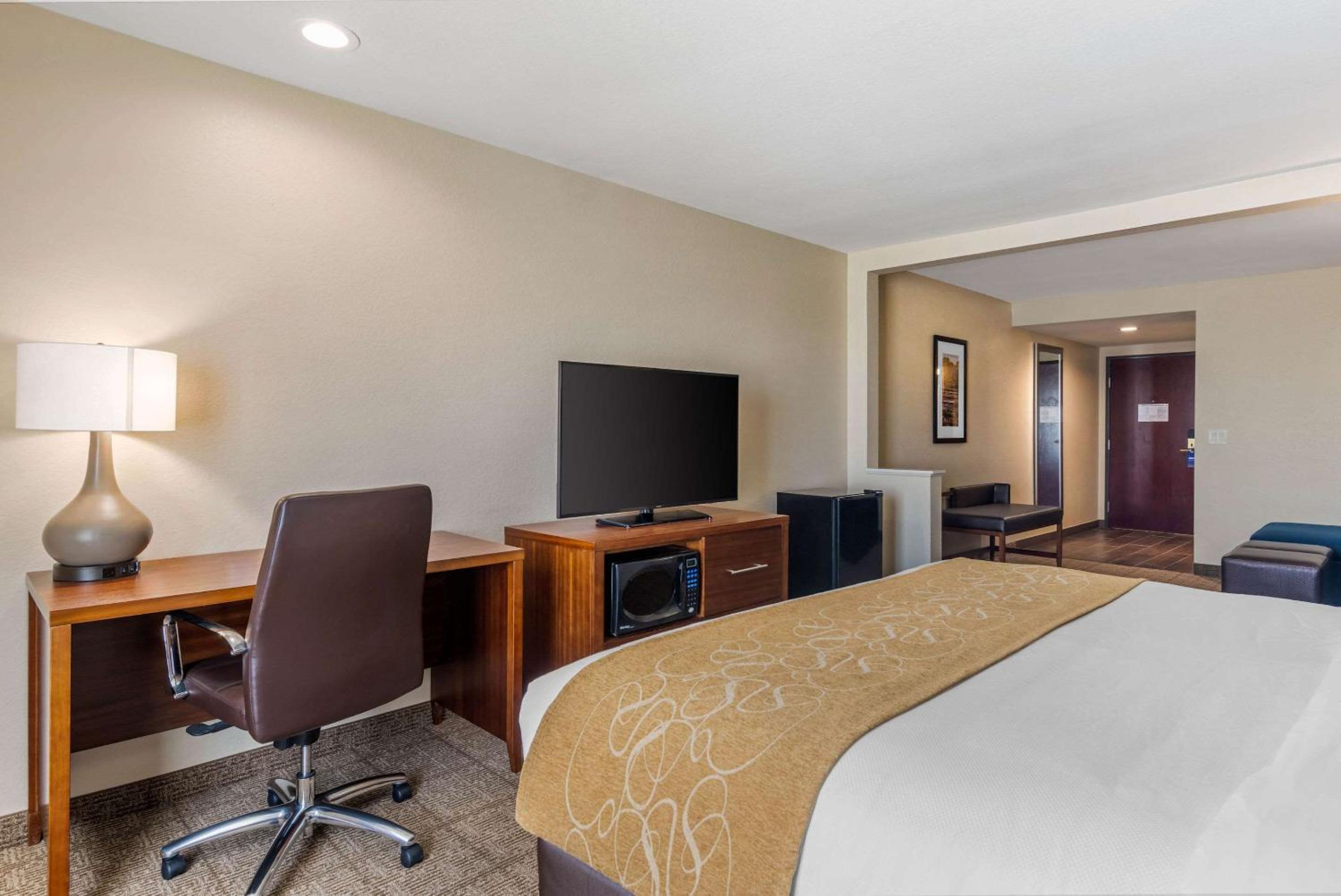 King Suite - Non-Smoking - Photo 8