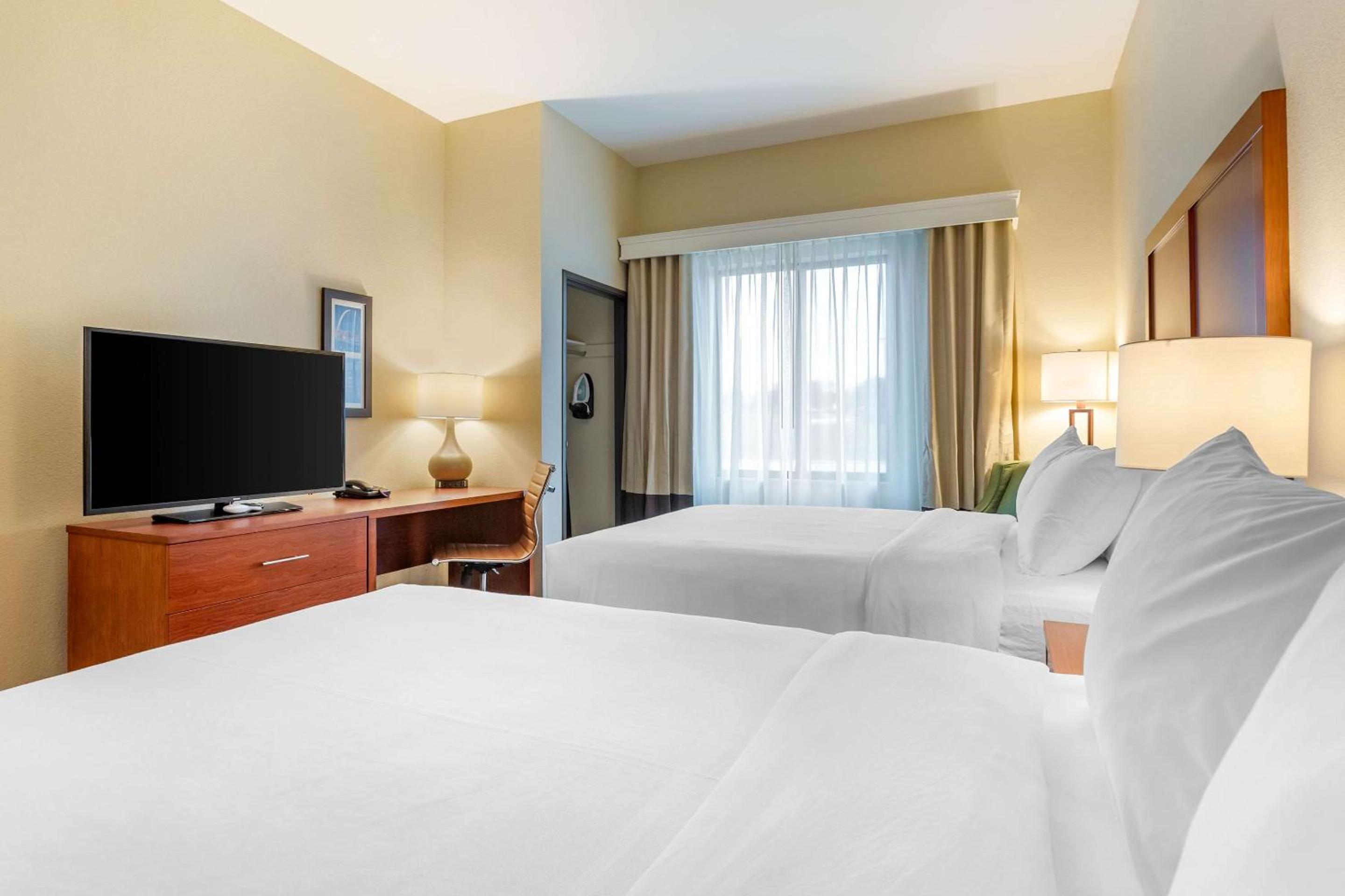 Queen Room with Two Queen Beds - Non-Smoking - Photo 1