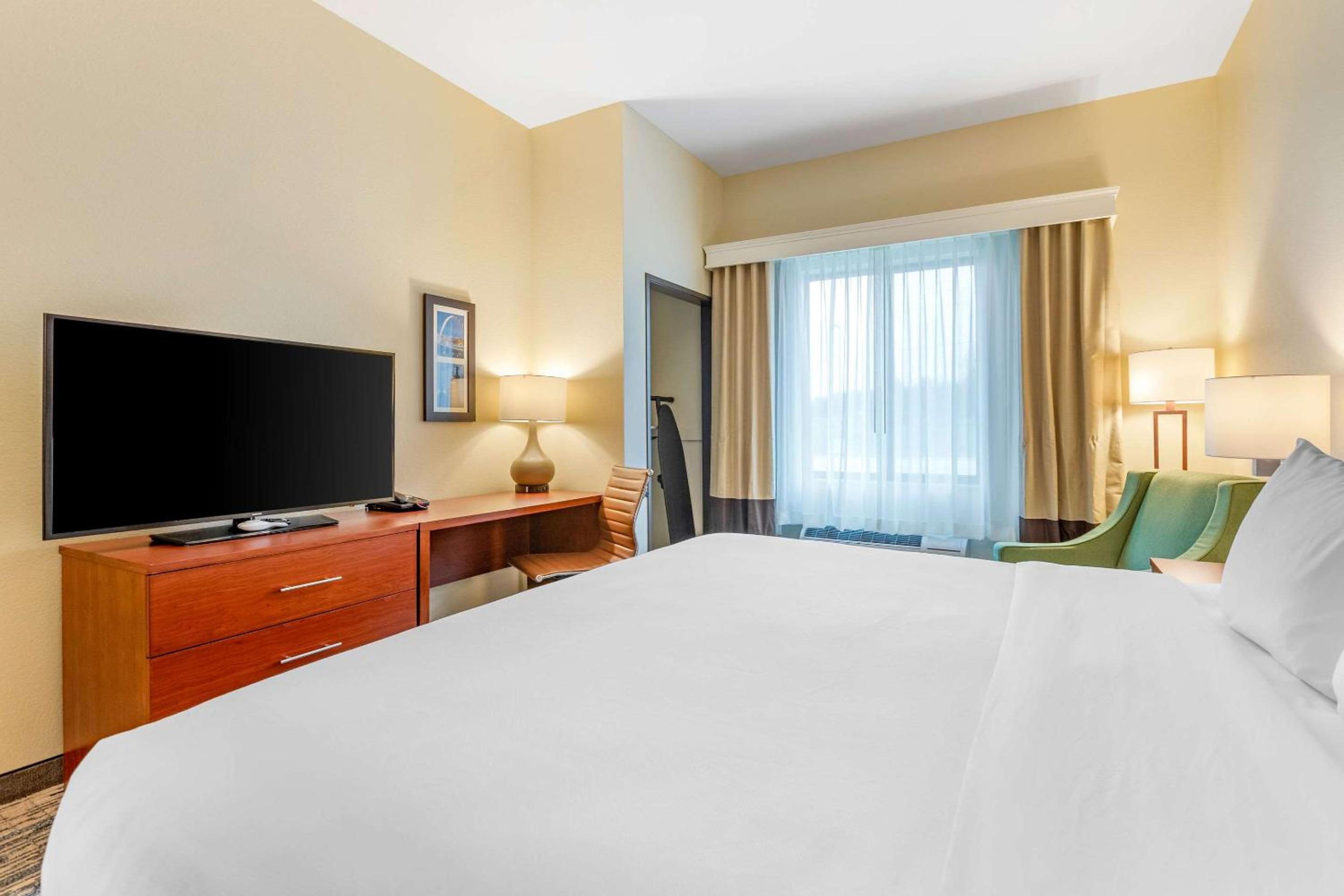 King Room - Non-Smoking - Photo 5