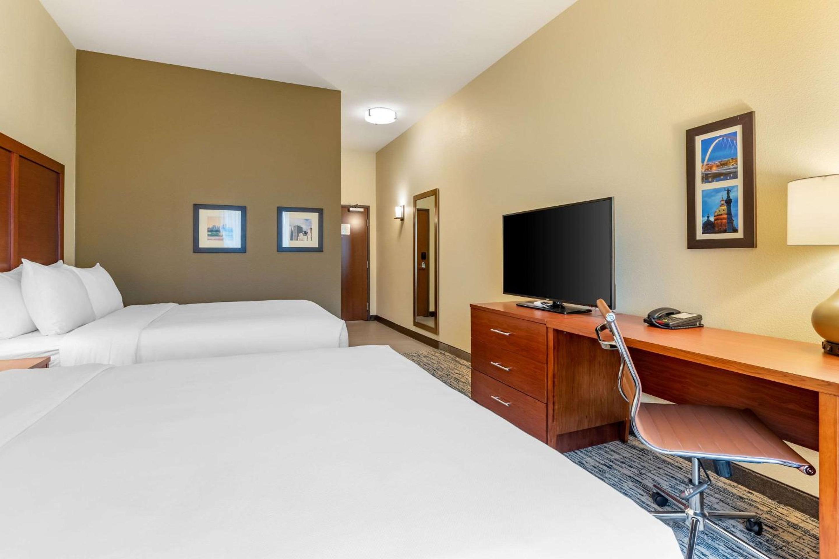 Queen Room with Two Queen Beds - Non-Smoking - Photo 5