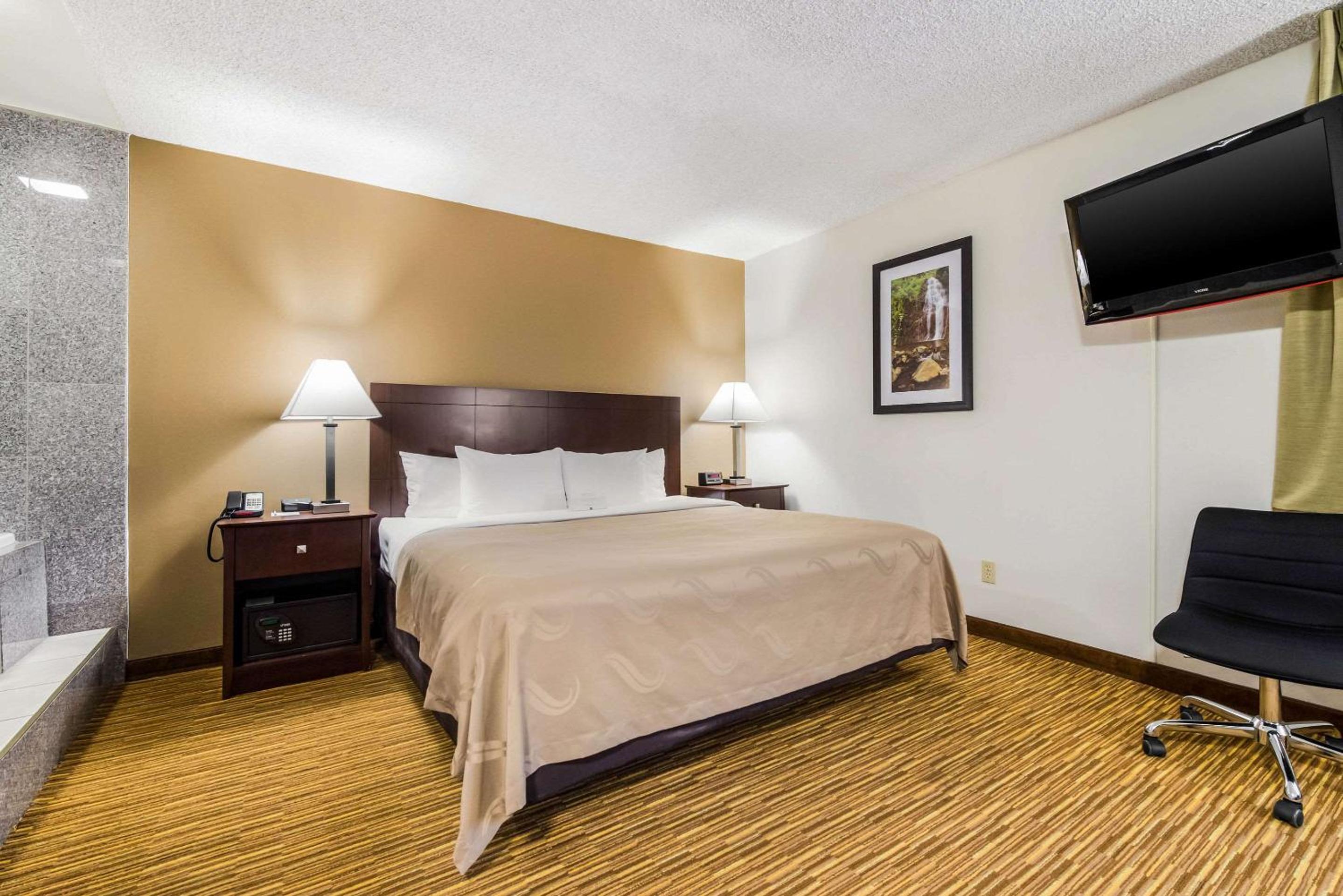 King Suite - Non-Smoking photo 1