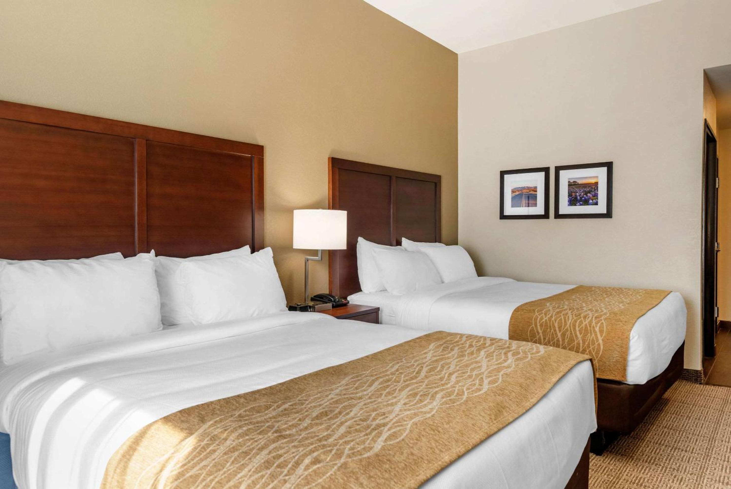 Queen Room with Two Queen Beds - Non-Smoking - Photo 6