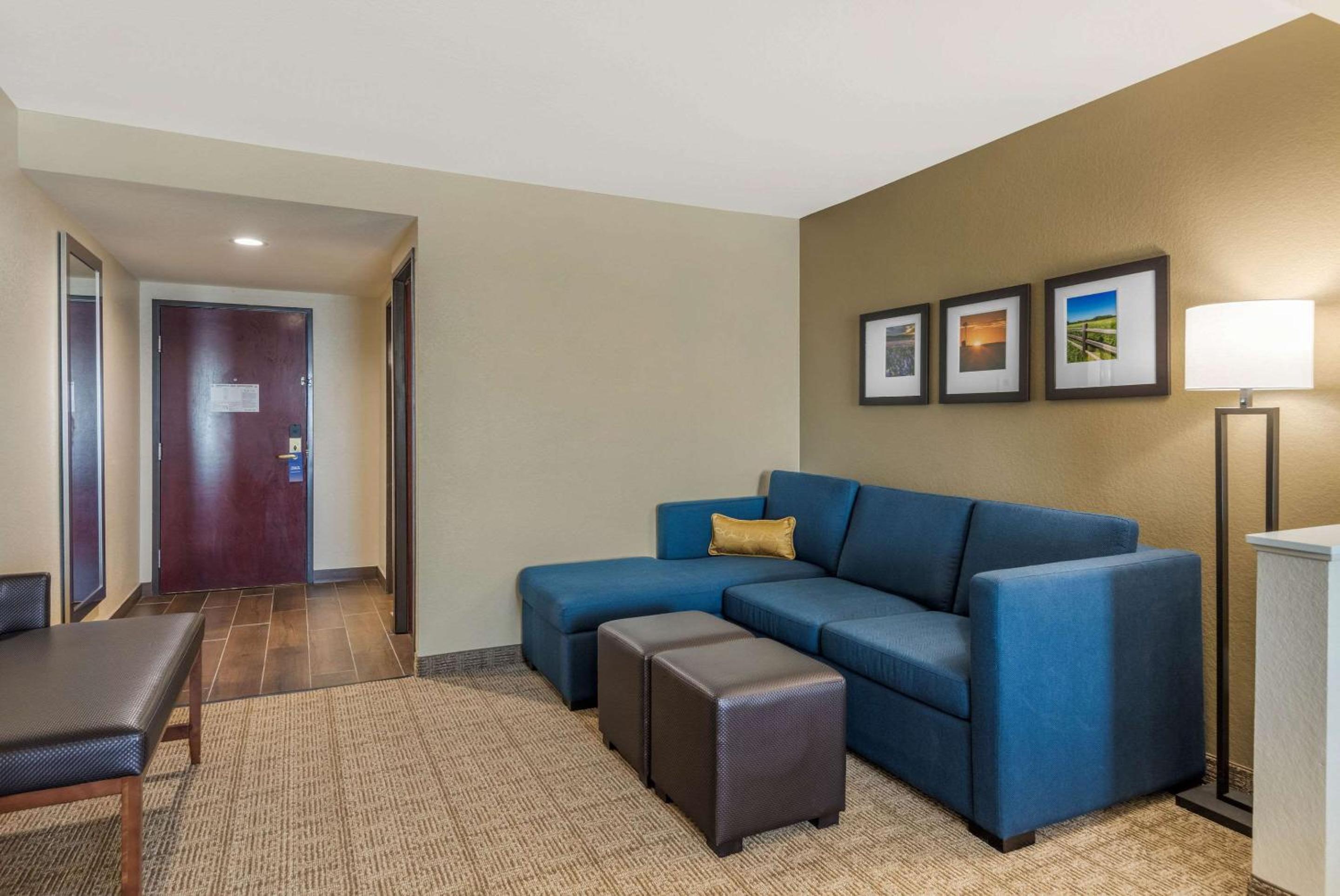 King Suite - Non-Smoking - Photo 6