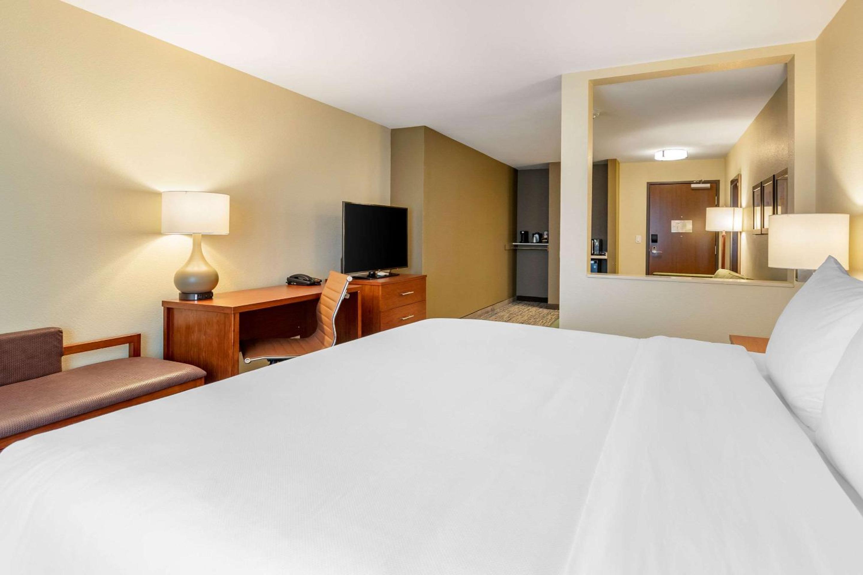 King Suite - Non-Smoking - Photo 7