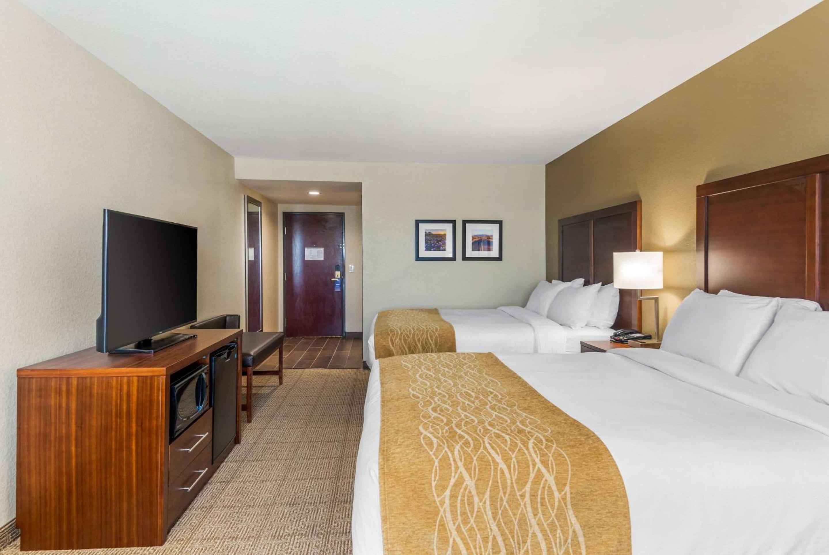 Queen Room with Two Queen Beds - Non-Smoking - Photo 3