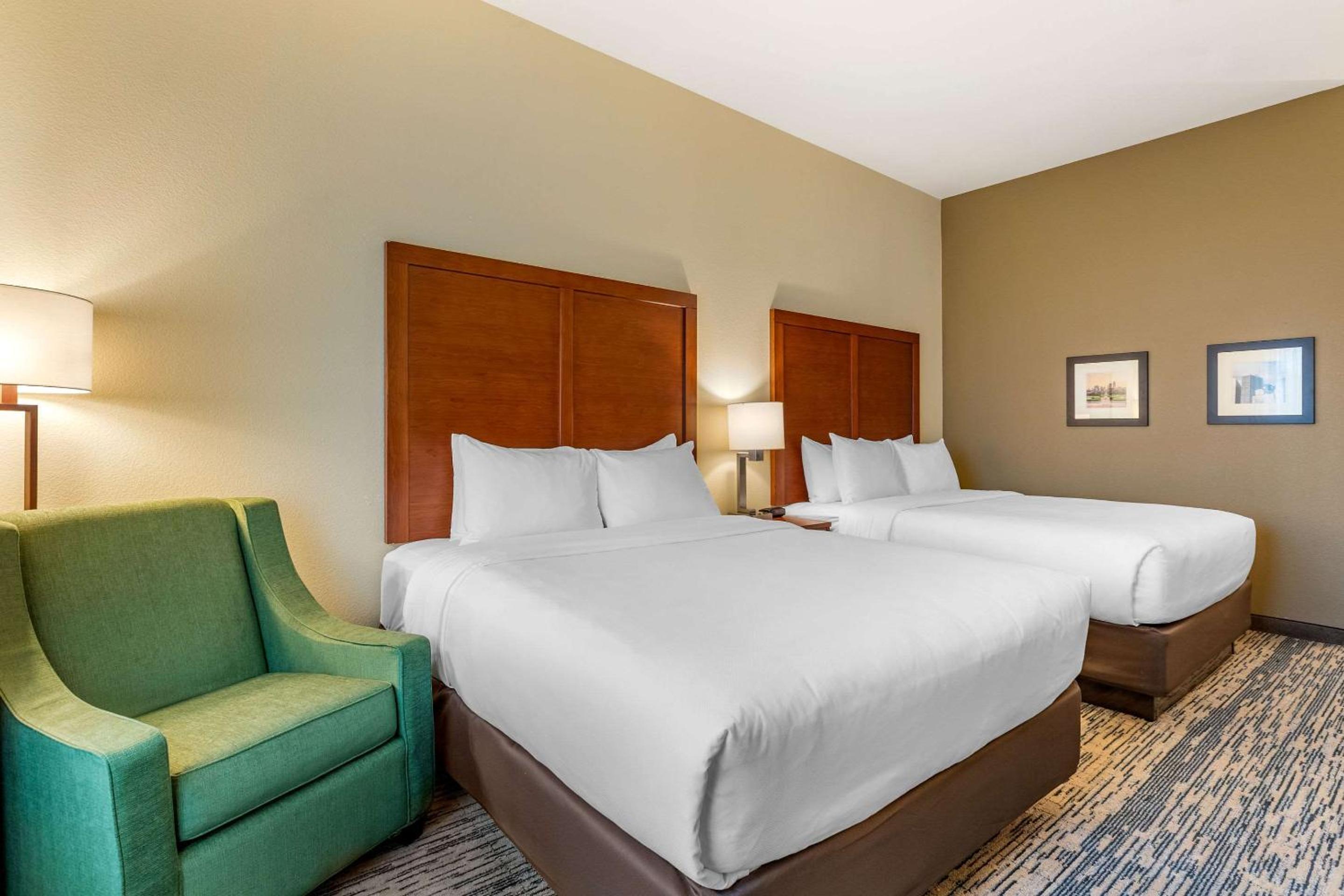 Queen Room with Two Queen Beds - Non-Smoking - Photo 3