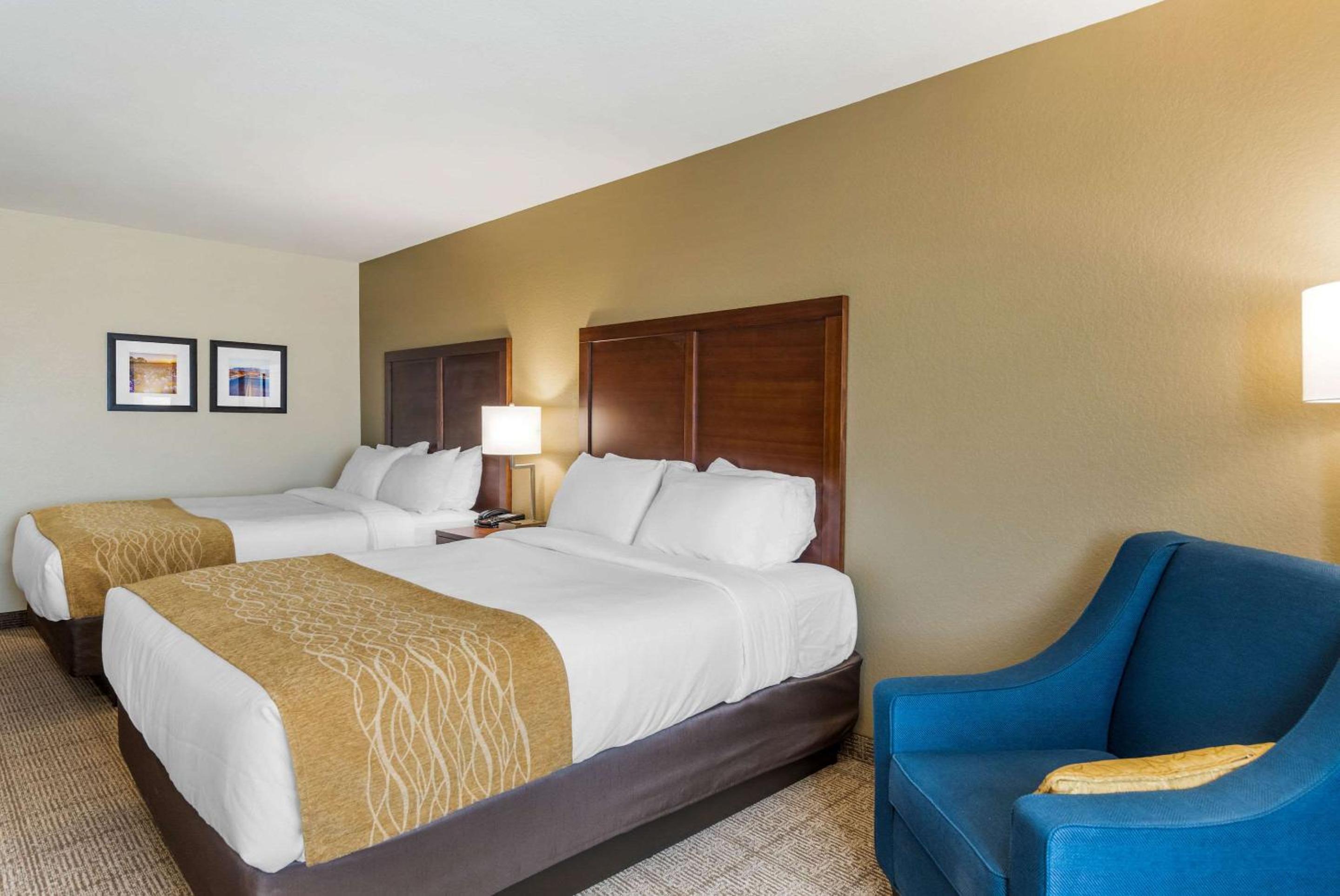 Queen Room with Two Queen Beds - Non-Smoking - Photo 2