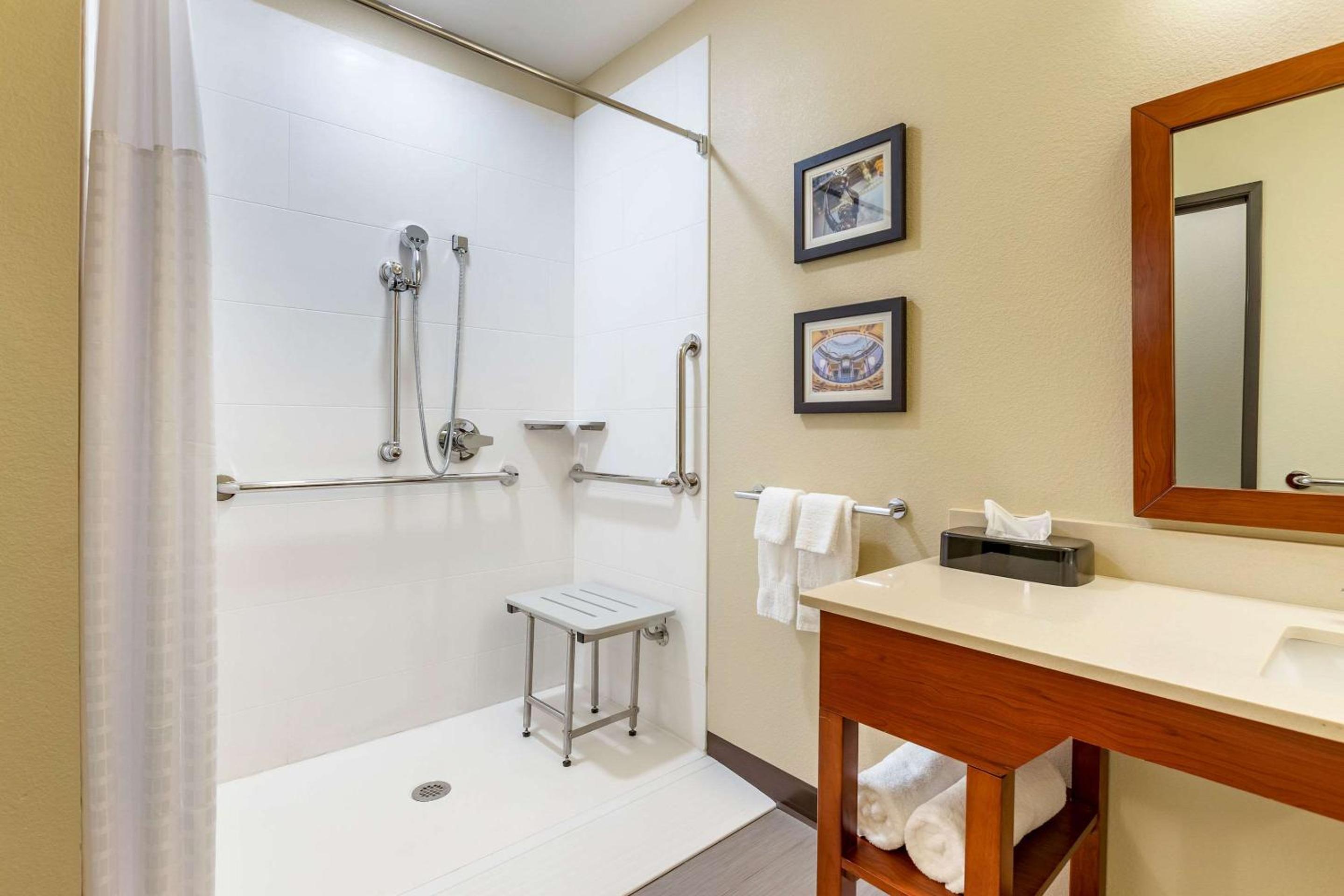 King Room - Accessible/Non-Smoking - Photo 2