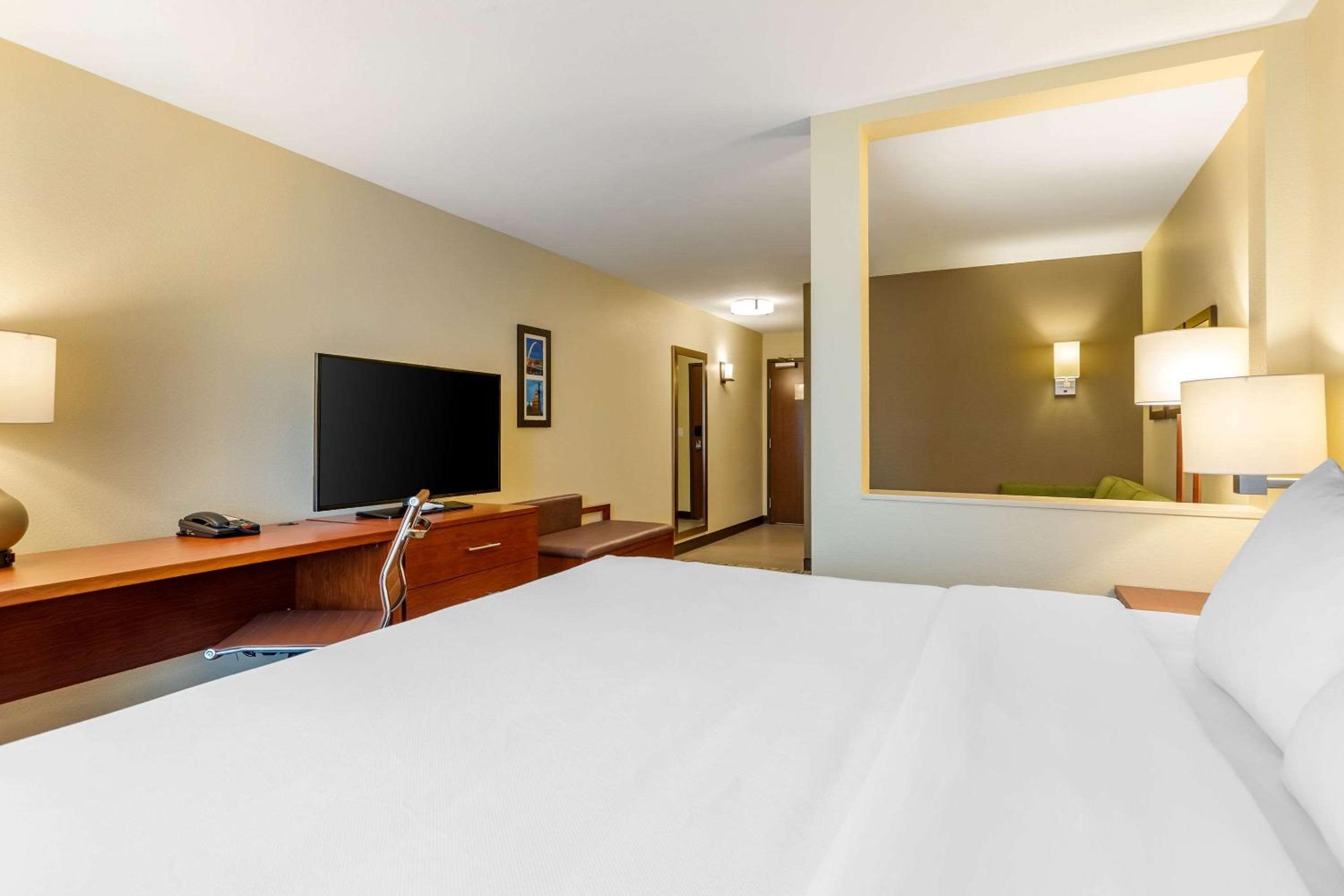 King Suite - Non-Smoking - Photo 2