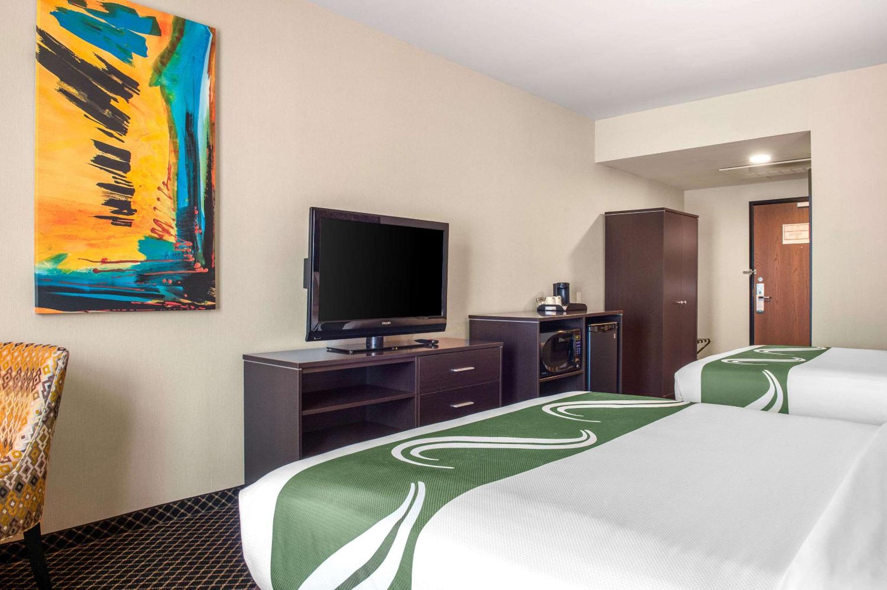 Queen Room with Two Queen Beds - Non-Smoking - Photo 2