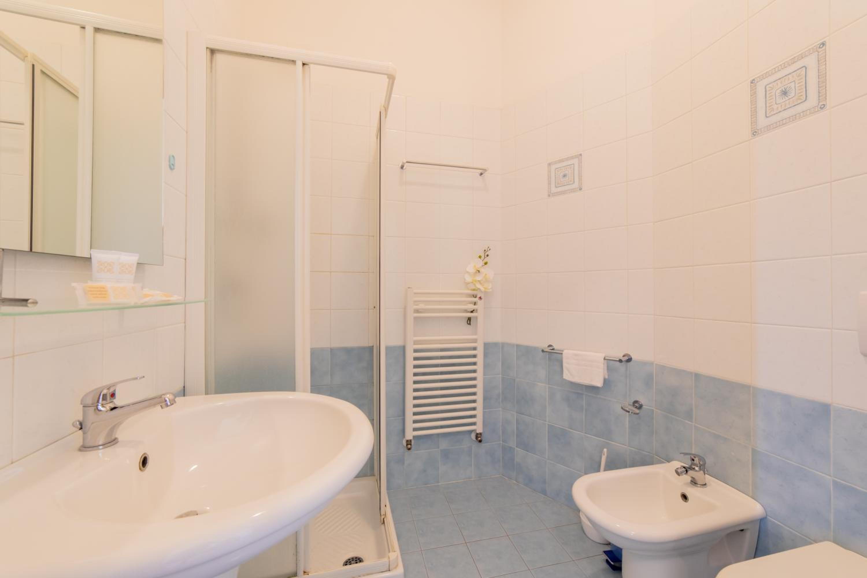 Double Room - Photo 12