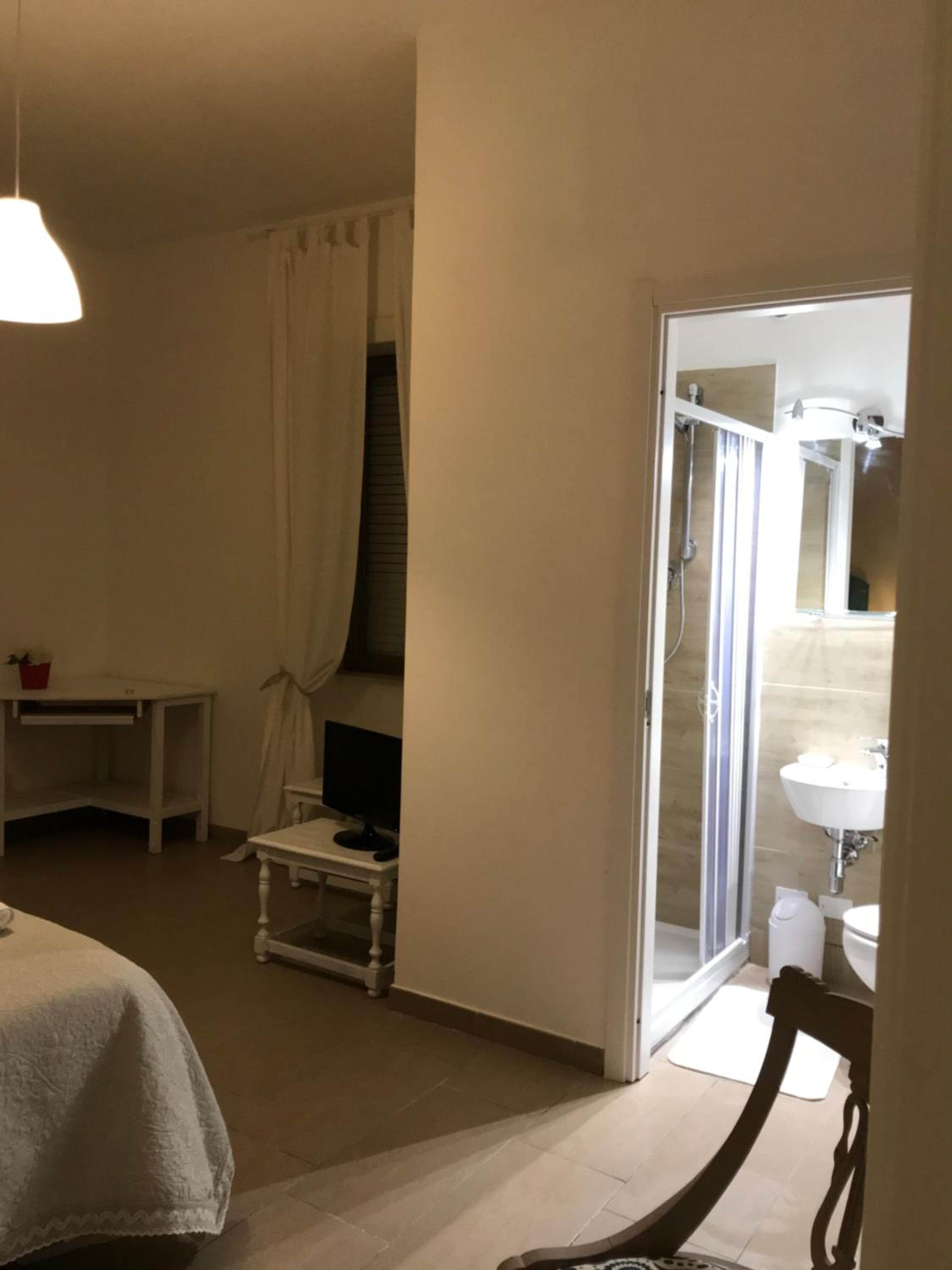 Double Room with Private Bathroom - Photo 6