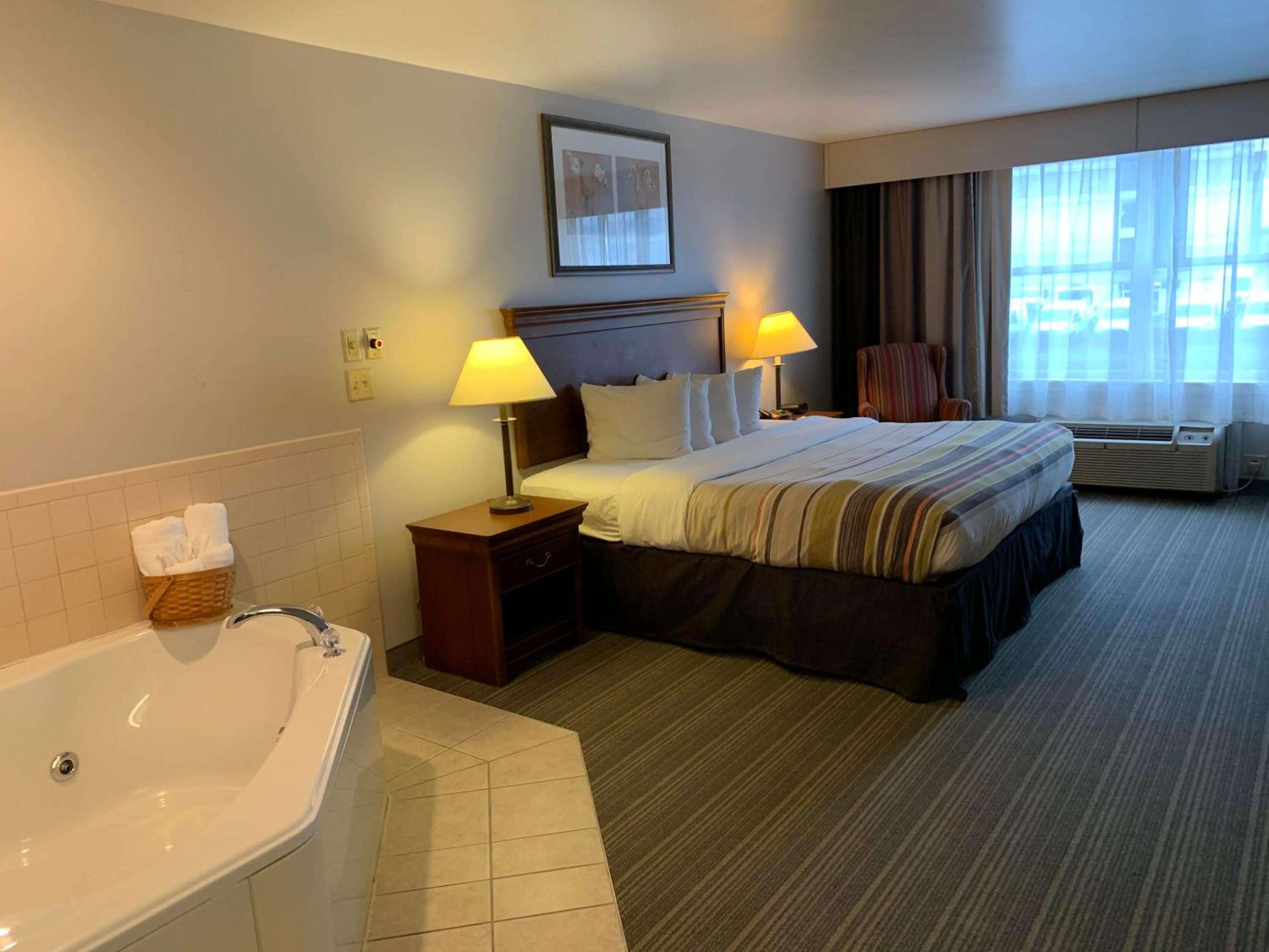 King Suite with Whirlpool - Disability Access/Non-Smoking - Photo 3