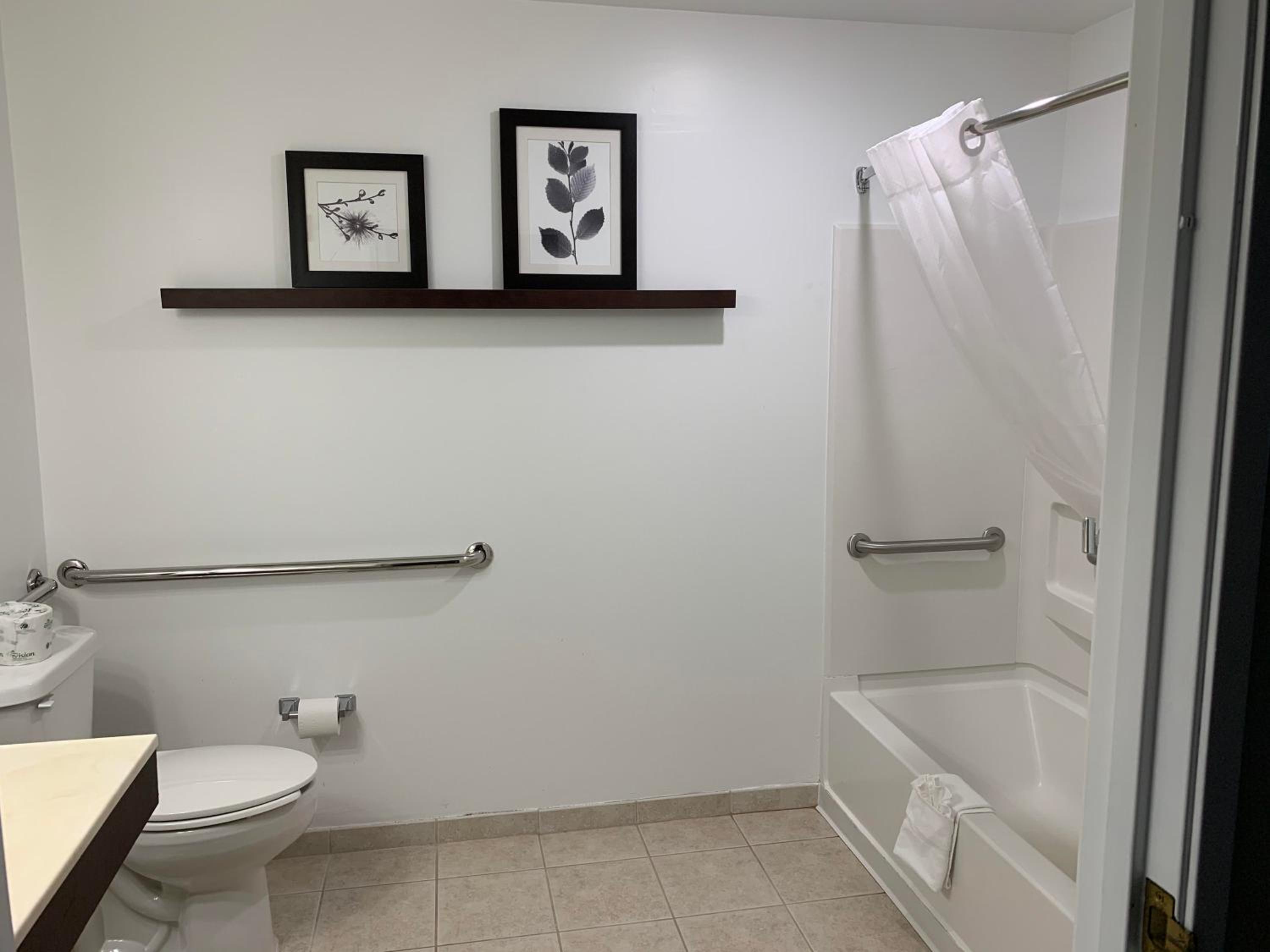 King Suite with Whirlpool - Disability Access/Non-Smoking - Photo 2