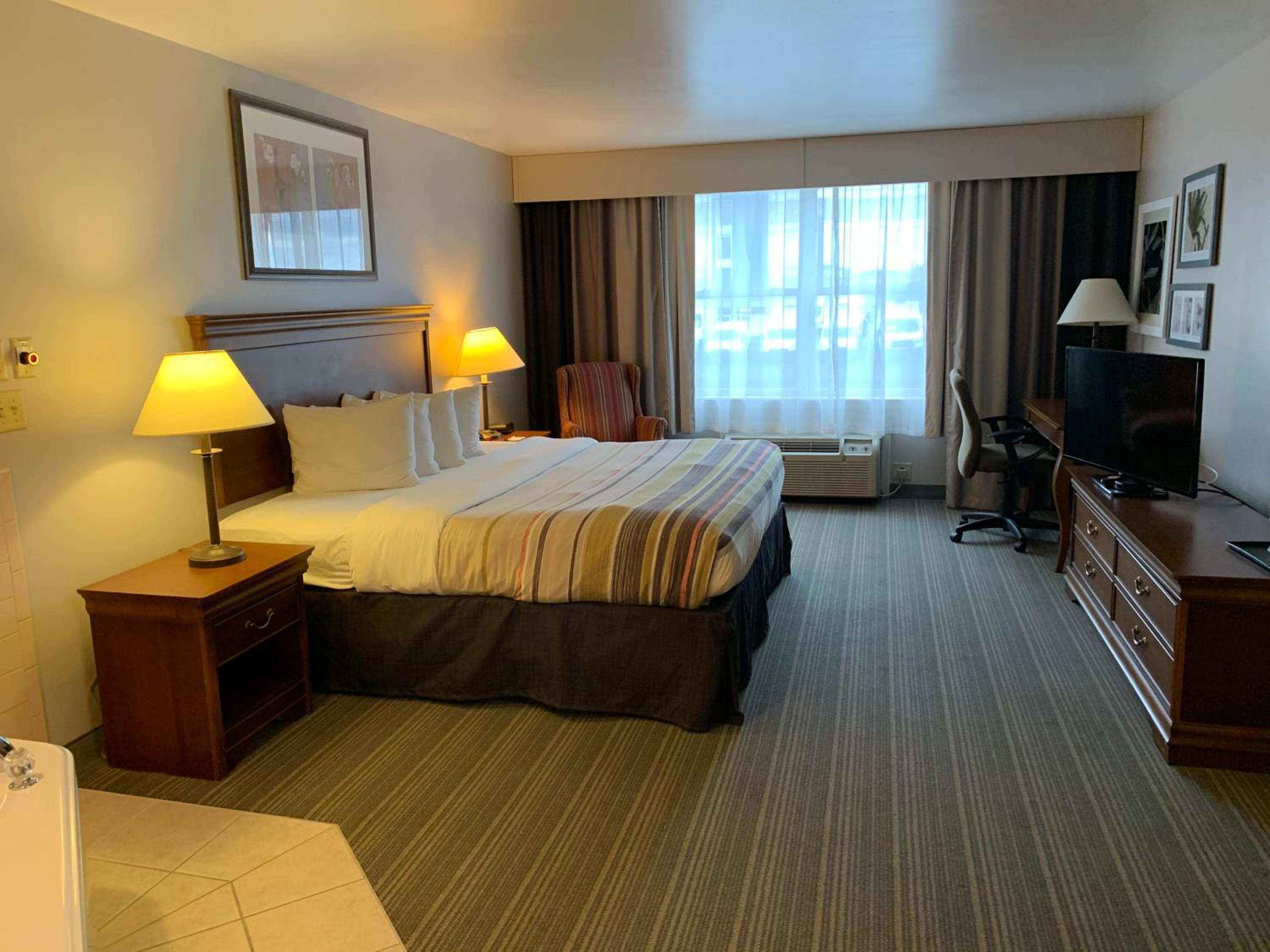 King Suite with Whirlpool - Disability Access/Non-Smoking - Photo 1